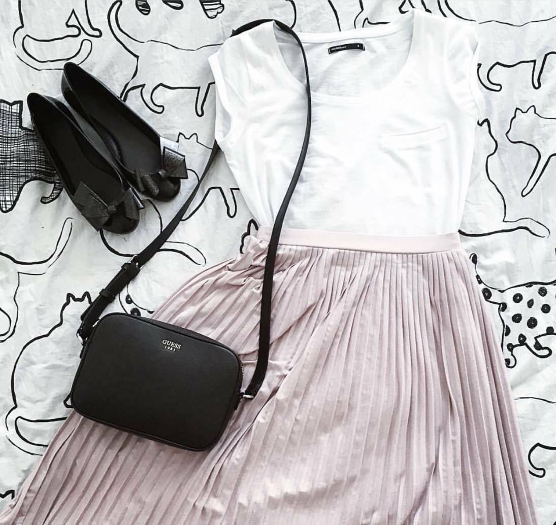 GUESS SAFFIANO SLING BAG กระเป๋าถือหรือสะพายจาก GUESS FACTORY หนัง Saffiano สวยอยู่ทรงขนาดมินิกำลังน่ารัก ด้านหน้าประดับโลโก้แบรนด์อะไหล่เงิน เปิดปิดด้วยซิปสะดวกใช้ ภายในมีโลโก้สามารถใส่มือถือiphone8+ ของจุกจิกได้ มาพร้อมสายสะพายโซ่ต่อหนังปรับไม่ได้ Cross