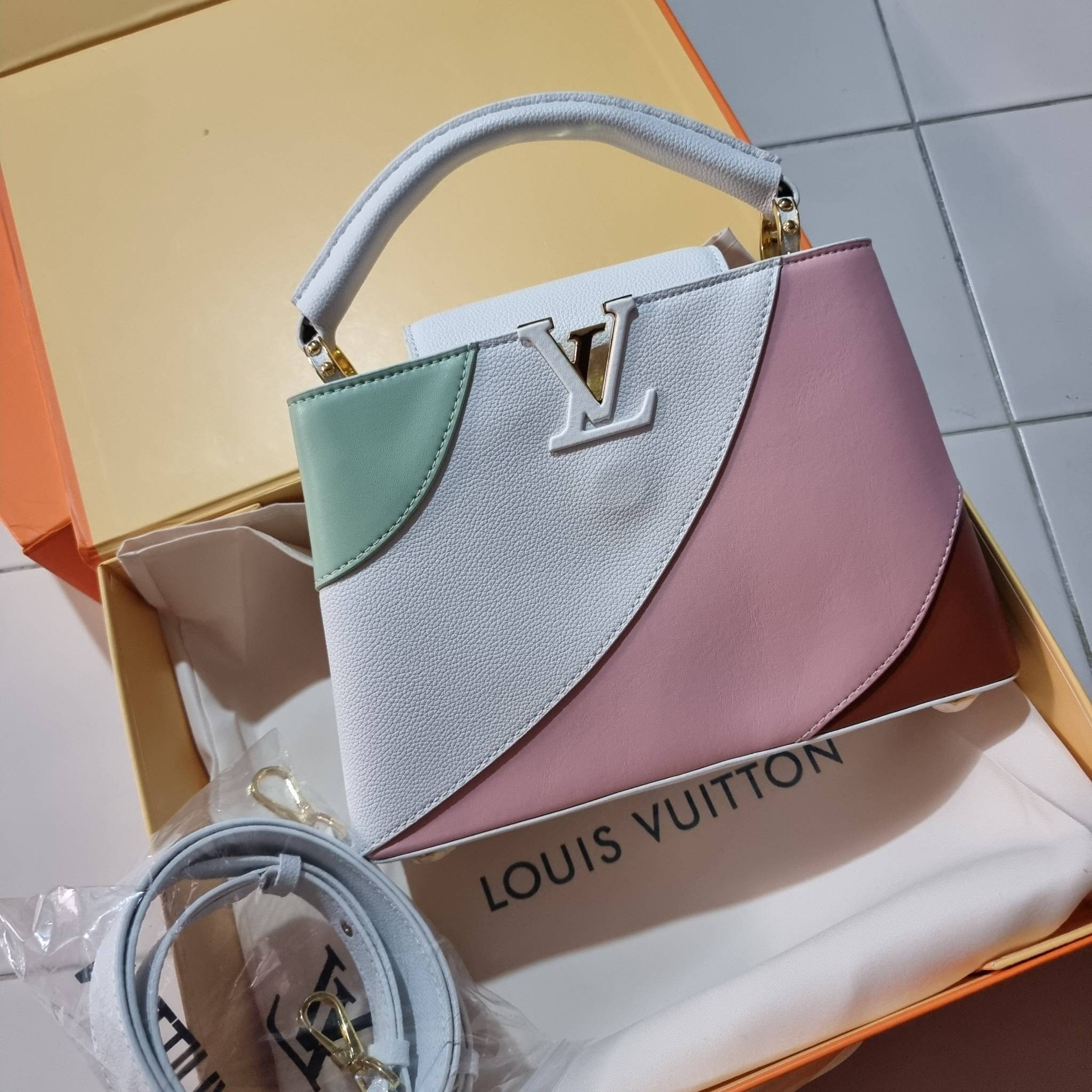 LV capucines top handle ที่สุดของความสวยในราคาเบาๆ กระเป๋าถือสุดหรู ดีไซน์ทรงคลาสสิค พร้อมลวดลายหรูหรา มาพร้อมหูจับในตัว ด้วยรูปทรงวินเทจและวัสดุหนังแท้ ขับผิว ทำให้ไอเท็มนี้สะกดทุกสายตาจริงๆ และยังมีลูกเล่นที่ฝาปิดกระเป๋า ที่สามารถปิด หรือสอดด้านใน ก็เห็