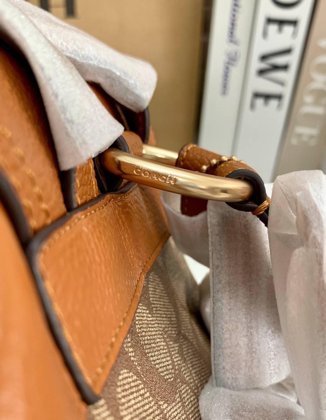 COACH PENNIE BACKPACK 22 ((C4122)) พร้อมส่งที่ไทย ห้ามพลาดค่าา! กระเป๋าสะพายหลังแบบมีหูกิ้ว วัสดุเดนิมอย่างดีนิ่ม+หนังแท้ ได้สวยงามลงตัว นำ้หนักเบา ทรงสวยน่ารักมากๆค่ะ ด้านหน้ามีช่องกระเป๋าเล็กใส่ของจุกจิก ปากกระเป๋าแบบหูรูด ภายในกระเป๋าโล่ง กว้าง สามารถใ