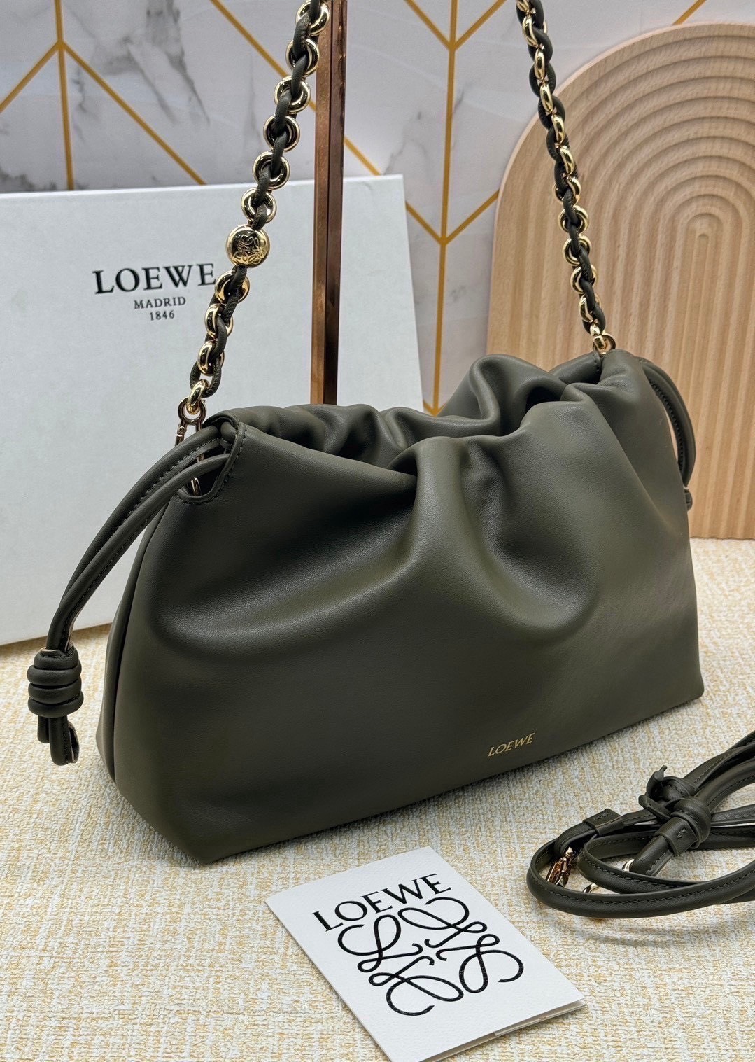 ORI หนังแท้ | Medium Loewe Flamenco purse in mellow nappa leather 30cm กระเป๋าสะพายทรงคลัช เรียบหรูดูแพง เรียบง่ายใช้งานสะดวก หนังแนปป้าให้สัมผัสนุ่มสบายผิว มาพร้อมสายสะพายร้อยห่วงหรูหรา