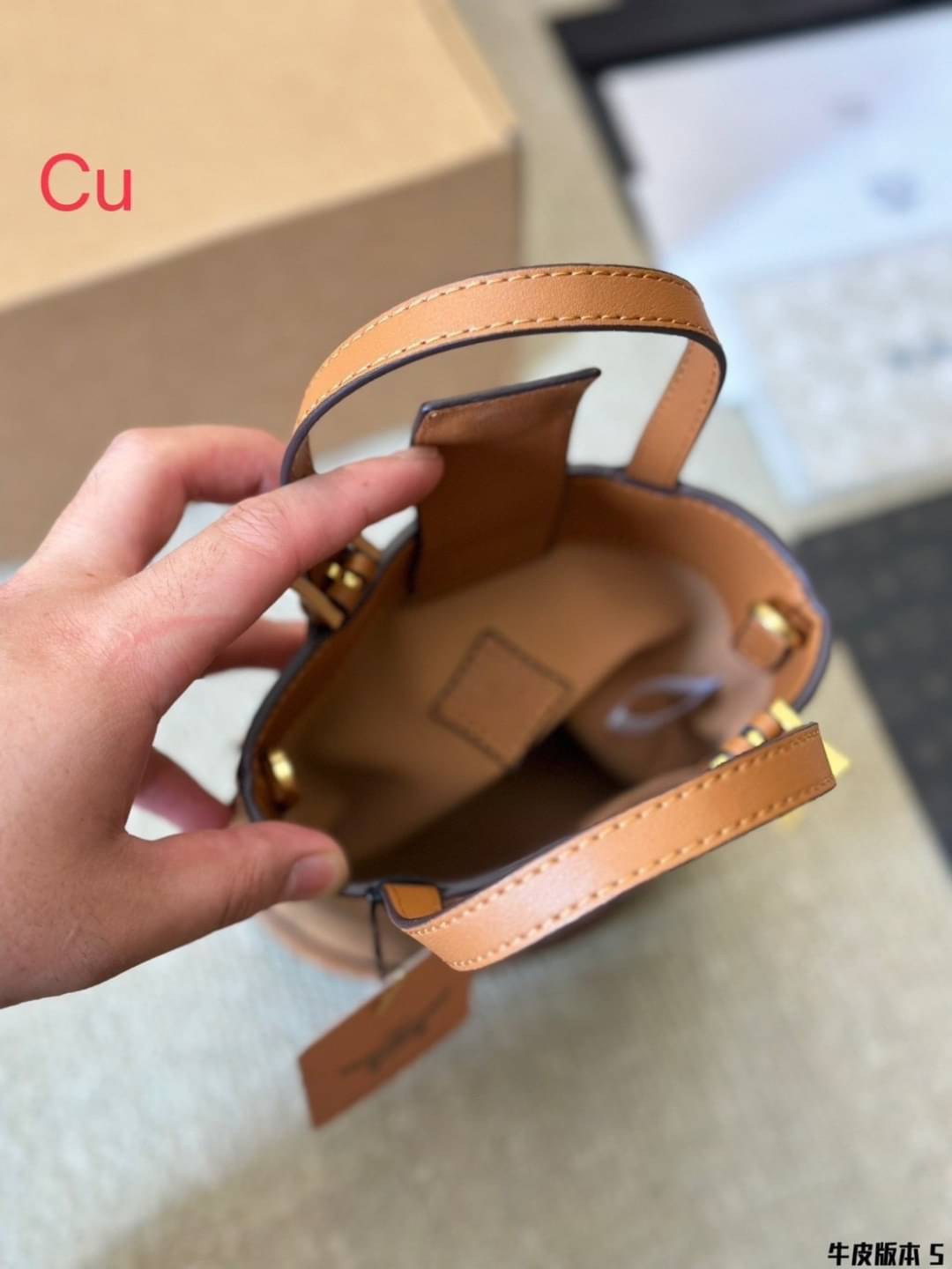 ORI | M.C.M AREN BUCKET TOTE IN VISETOS กระเป๋าทรงบัคเก็ตใหม่ล่าสุดมาแรง ขนาดกำลังสวย ดีไซน์รูปทรงออกมาให้ใช้งานง่าย มีหูจับในตัวที่ปรับได้เล็กน้อย คล้องแขนได้สบายๆ