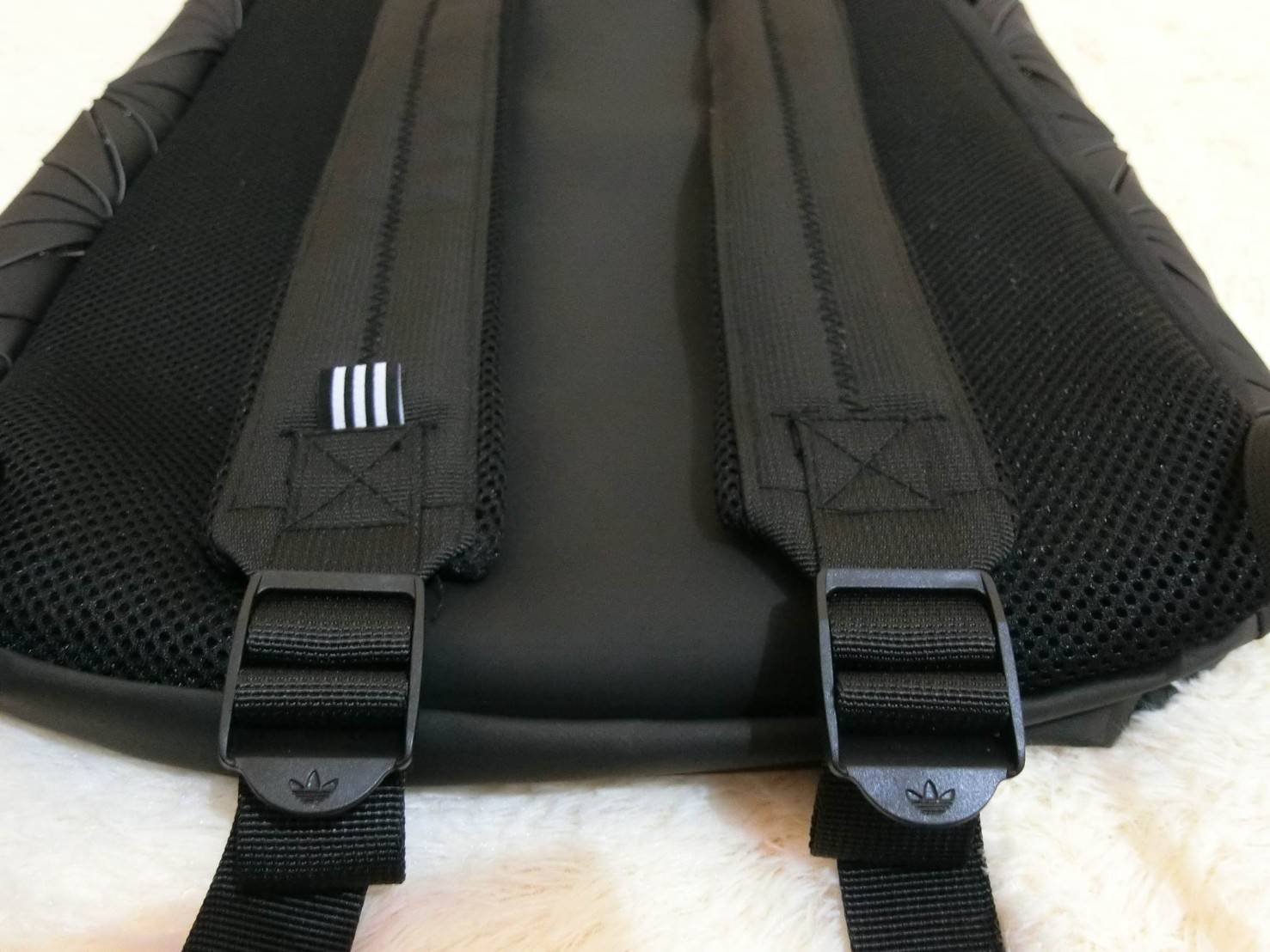 Adisas Originals BP Roll Top 3D Mesh 2017 Backpack Bag DH0100 กระเป๋าเป้สะพายหลัง ดีไซน์แบบ 3 มิติ วัสดุ polyurethane สีดำด้าน โดยใช้ลูกเล่นของเหลี่ยม และมุมเชื่อมเข้าหากัน การออกแบบกระเป๋าเป็นเหมือนถุงทรงสูง ส่วนปากกระเป๋า เปิดปิดแบบตีนตุ๊กแก ม้วนพับ และ