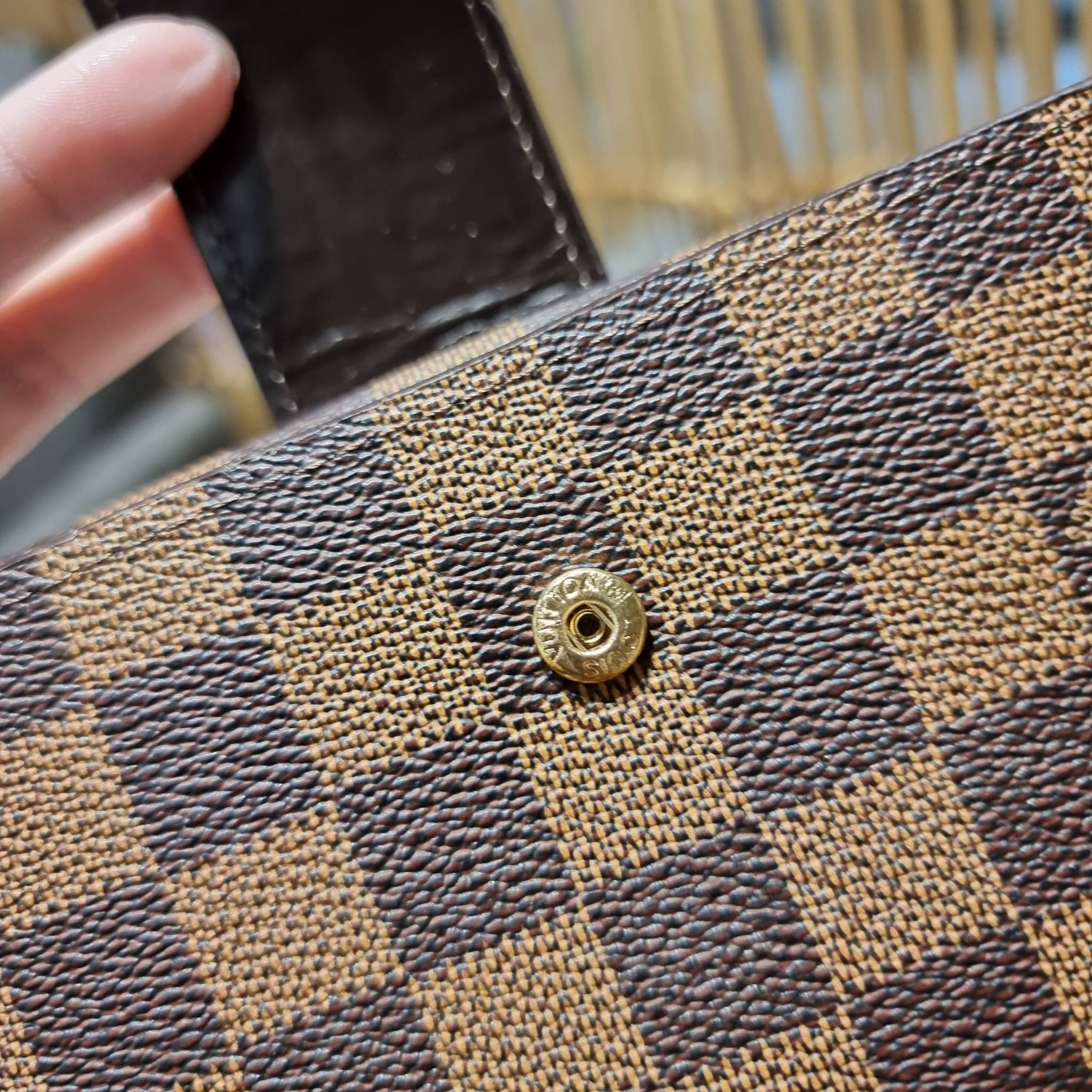 VIP 】ได้เวลาเปลี่ยนกระเป๋าสตางค์รับทรัพย์กันแล้ว!! LV vip wallet กระเป๋าสตางค์พรีเมี่ยมกิ๊ฟ เป็นไอเท็มหายาก ที่สาวๆต้องว้าว!! ใบยาวขนาดกำลังเหมาะมือ ถือแล้วขับผิวทุกสี วัสดุหนังแคนวาส ทนทาน เปิด-ปิดด้วยกระดุม ภายในมีช่องใส่บัตรเยอะมาก แบ่งสัดส่วนสวย ใส่ธน
