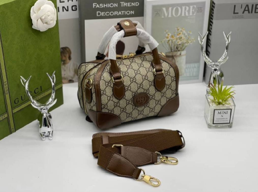GUCCI Small duffle bag with Interlocking G เกรดออริจินอล กระเป๋าสะพาย กระเป๋าถือทรงหมอนสวยคลาสสิค วัสดุหนังแคนวาสอย่างดี ใบจริงสวยมาก! เปิด-ปิดกระเป๋าด้วยซิป หัวซิปตัว G อะไหล่สีทอง เลิศ!! ภายในโล่งกว้าง มาพร้อมสายสะพาย ปรับได้ ถอดออกได้ จะถือหรือสะพาย cr