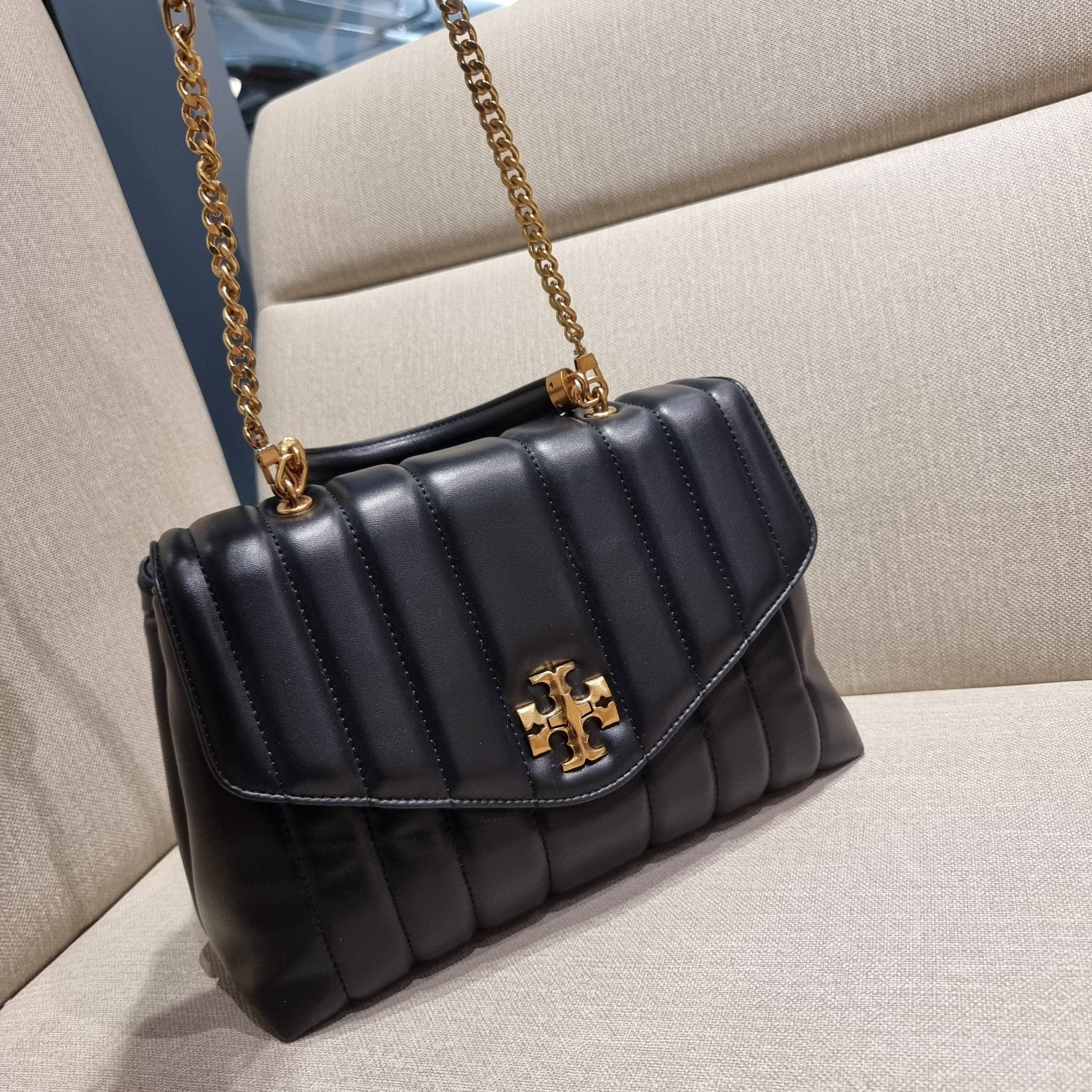 TORY BURCH KIRA QUILTED LARGE SATCHEL ใบใหญ่กับคอลที่ปังไม่ไหว พร้อมเสิร์ฟสีคลาสสิค กระเป๋าถือ/สะพาย ทรงสวย ดูแพง ดูหรู!! หนังแท้ ดีไซน์บุนวม เส้นคมสวย วัสดุหนังแกะ สัมผัสดีงาม นิ่มมือ เปิด-ปิดด้วยอะไหล่บิดล็อค ภายในเป็นช่องโล่ง มีช่องซิป ใส่ของได้แน่นๆ ม