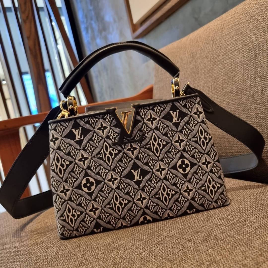 LV capucines top handle with vintager 1854 / LV SINCE 1854 CAPUCINES MM ที่สุดของความสวยในดีไซน์คลาสสิคย้อนยุค กระเป๋าถือสุดหรู มาพร้อมหูจับในตัว ด้วยรูปทรงวินเทจและวัสดุผ้าแคนวาสคละลายเต็มใบ สร้างดีเทลให้ไอเท็มนี้ได้ลุคผู้ดีไปอีก และยังมีลูกเล่นที่ฝาปิดก