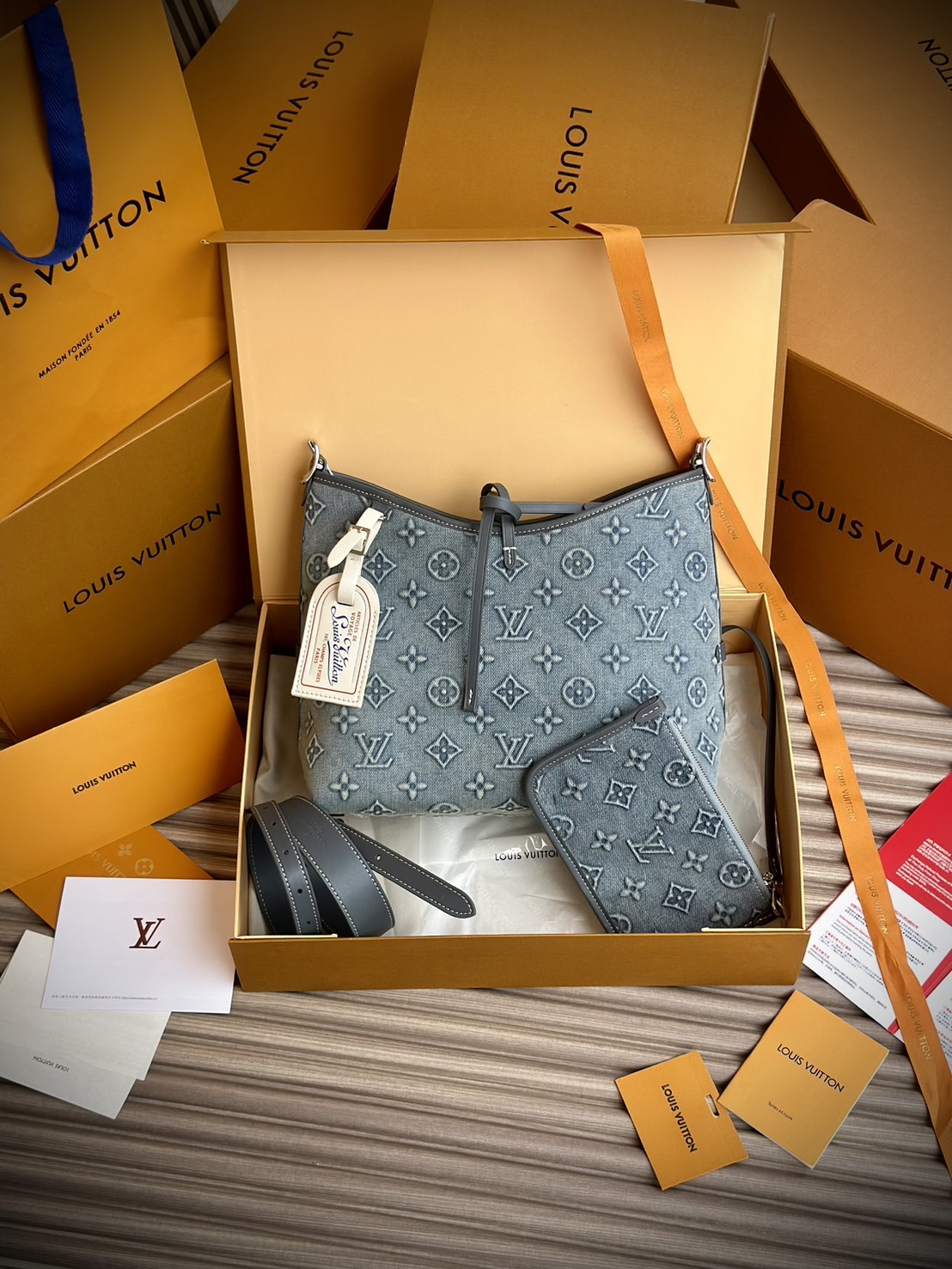 LV Carryall Denim Vintage Tote Bag กระเป๋าทรงโท้ทเดนิมสไตล์วินเทจ รุ่นใหม่ปั้มลายโมโนแกรมบนเดนิมสุดไอคอนิก ที่ใครเห็นต้องเป็นคลั่งรัก ผู้ดี หรูหราได้ทุกลุค ทุกสไตล์