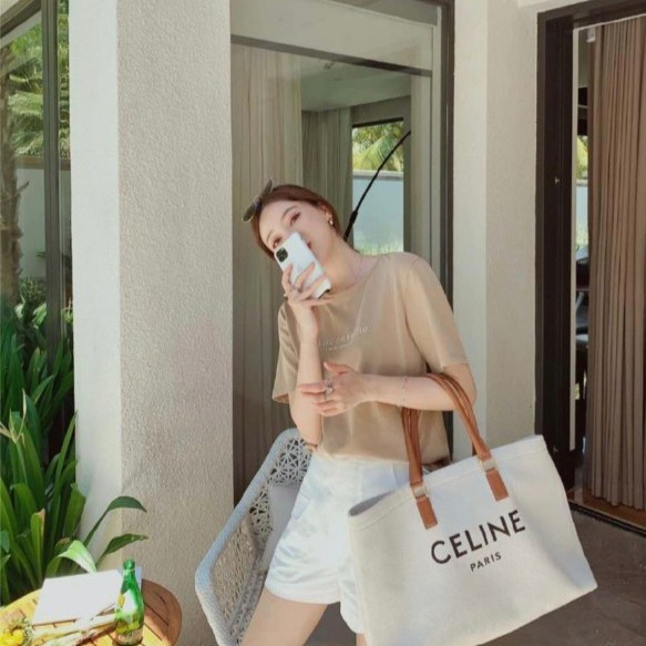 CELINE TOTE BAG VIP GIFT WITH PURCHASE (GWP) พรีเมี่ยมกิ๊ฟ Limited Edition จาก PERFUME DUTYFREE COUNTER วัสดุ Canvas & Grained cowhide ดีไซน์ทรง Shopping ขนาดใหญ่กำลังดี