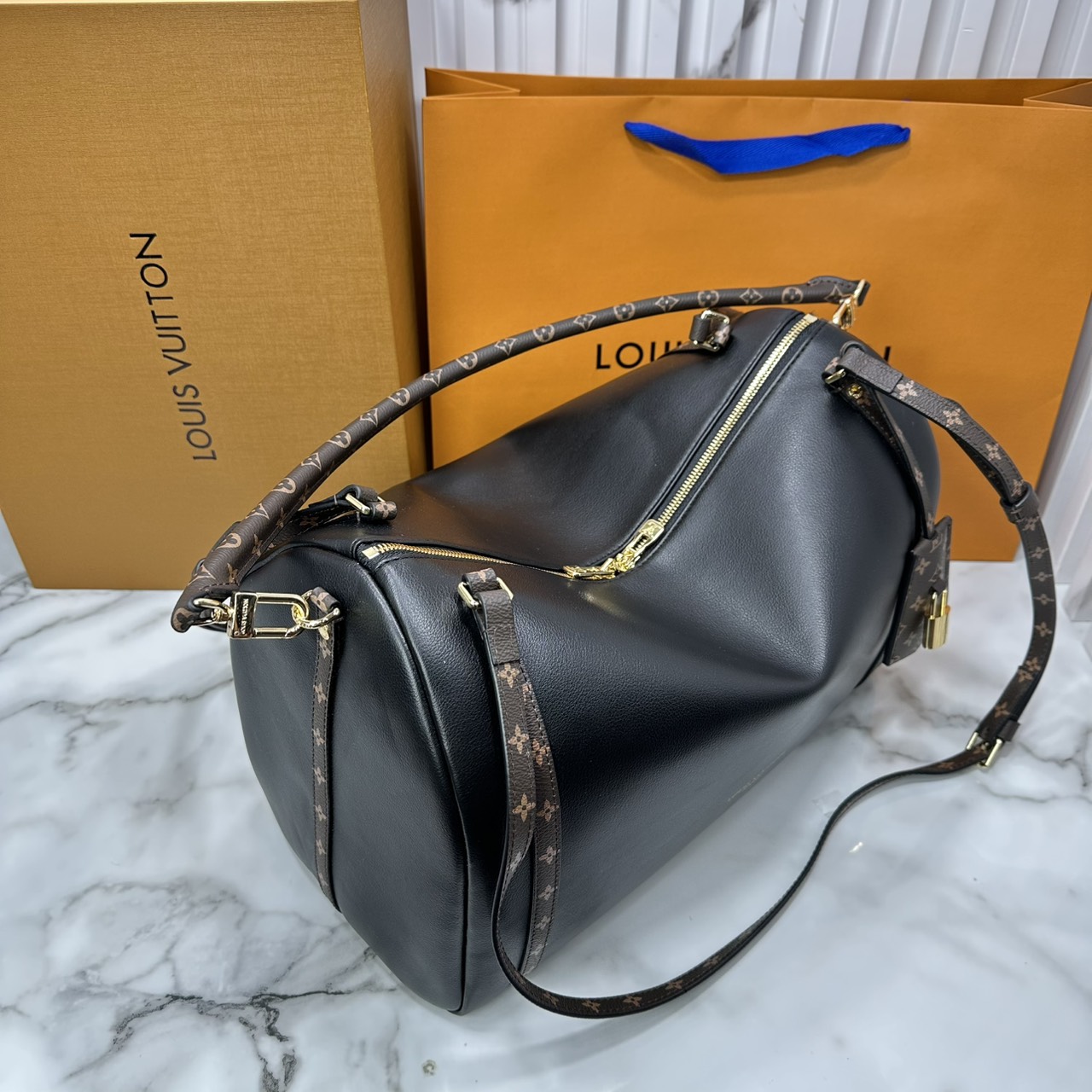 ORI หนังแท้ | LV Express MM Bag 30cm กระเป๋าสะพายทรงหมอนสปีดี้ดีไซน์ใหม่ล่าสุด โฉบเฉี่ยว แต่งคาดหน้าโมโนแกรมโดดเด่น ตัวกระเป๋าสีพื้นตัดกันอย่างลงตัว พร้อมหูแบบจับยาวถอดได้จะถือหรือคล้องไหล่ก็เก๋