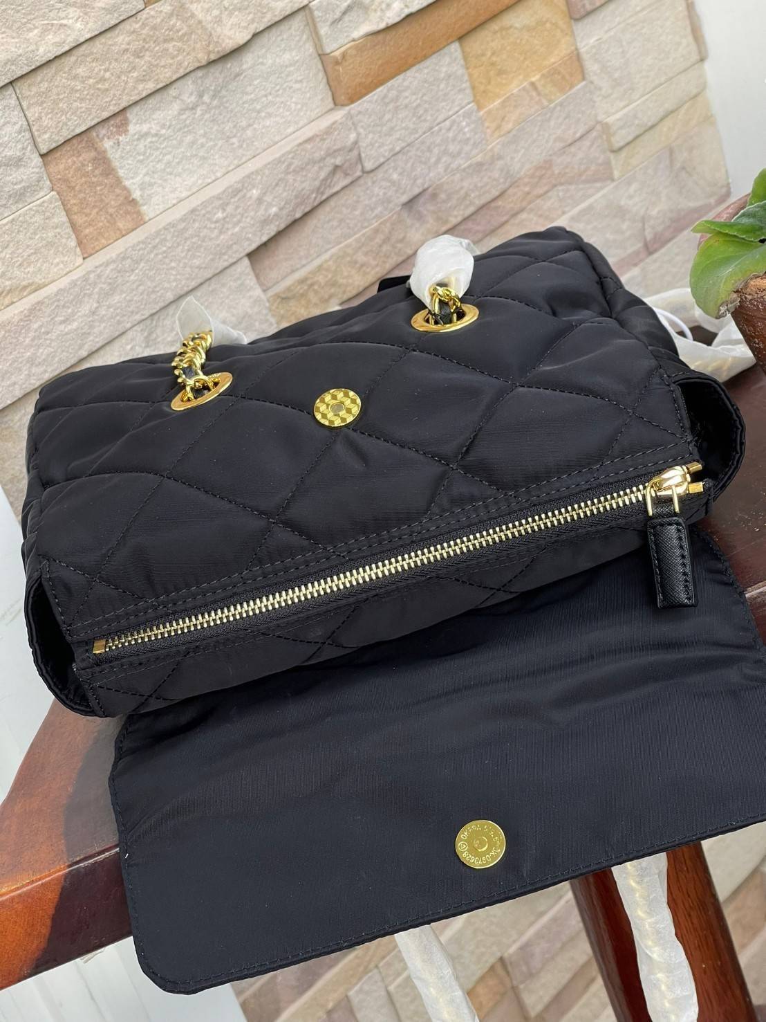Prada Black Quilted Nylon Vintage Shoulder Bag ถือว่าเป็นแบรนด์ที่ได้รับการขนานนามว่าเป็น "แบรนด์คลาสสิกที่แปลกใหม่ ดูเก่าแต่ทันสมัย" กระเป๋าสะพายไหล่ใบนี้ วัสดุเป็นไนลอนที่ถือเป็น Iconic ของแบรนด์ มาพร้อมกับดีเทลที่ใช้สายสะพายโซ่ร้อยเข้ากับหนัง