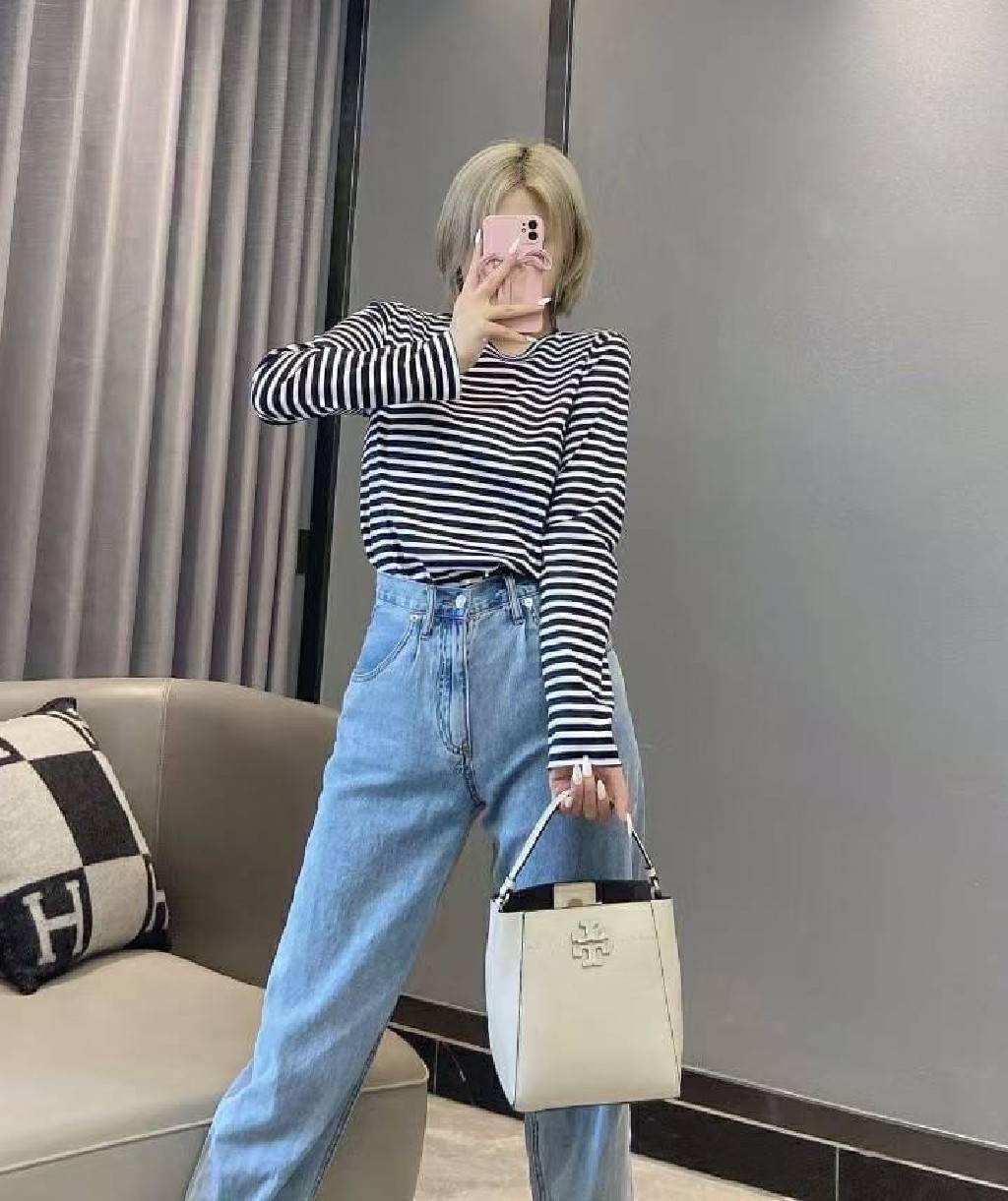 คอลเลคชั่นขายดี มากี่รอบๆ ก็หมดไวทุกรอบ!! TORY BURCH MCGRAW MINI BUCKET BAG กระเป๋าสะพาย และ ถือ คล้องแขน ทรงถัง สะพายได้ 2 ทรง ผลิตจากหนังแท้ หนังลูกวัว หนังนุ่ม หนังหอม น้ำหนักเบามากกก!! หนังลื่น นิ่มสวยมากๆ!! ด้านหน้าประดับโลโก้แบรนด์ ภายในโล่งกว้าง มี