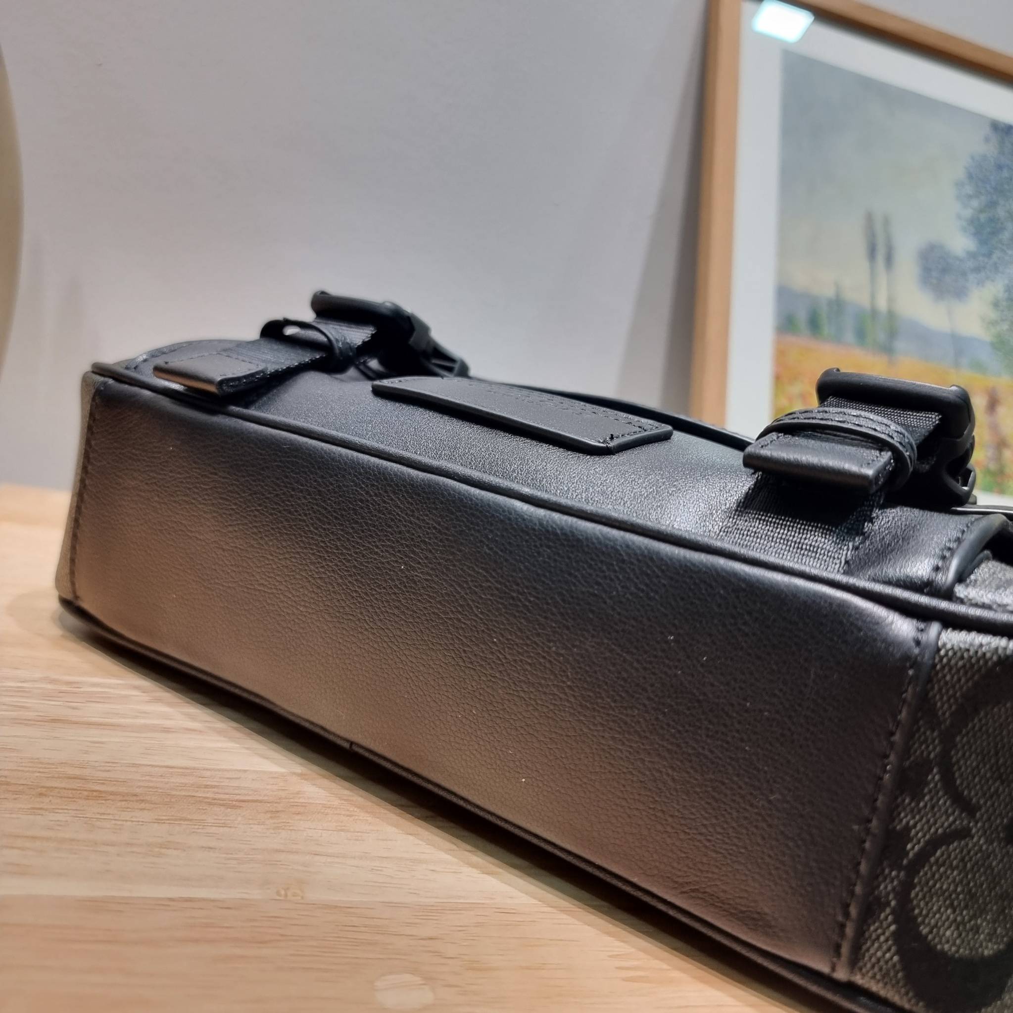 Coach Track Crossbody In Signature Canvas C3747 หล่อบอกต่ออีกหนึ่ง กระเป๋าสะพายทรงแมสเซ็นเจอร์ รุ่นเอาใจหนุ่มๆ ดีไซน์คลาสสิค สุดหรู ดูแพง วัสดุหนังแท้สลับหนังแคนวาส ฝากระเป๋ามีตัวล็อคแน่นหนา เปิดมามีซิปปิดกันหล่นได้อีก ด้านหลังมีช่องย่อย ภายในโล่งกว้าง แบ