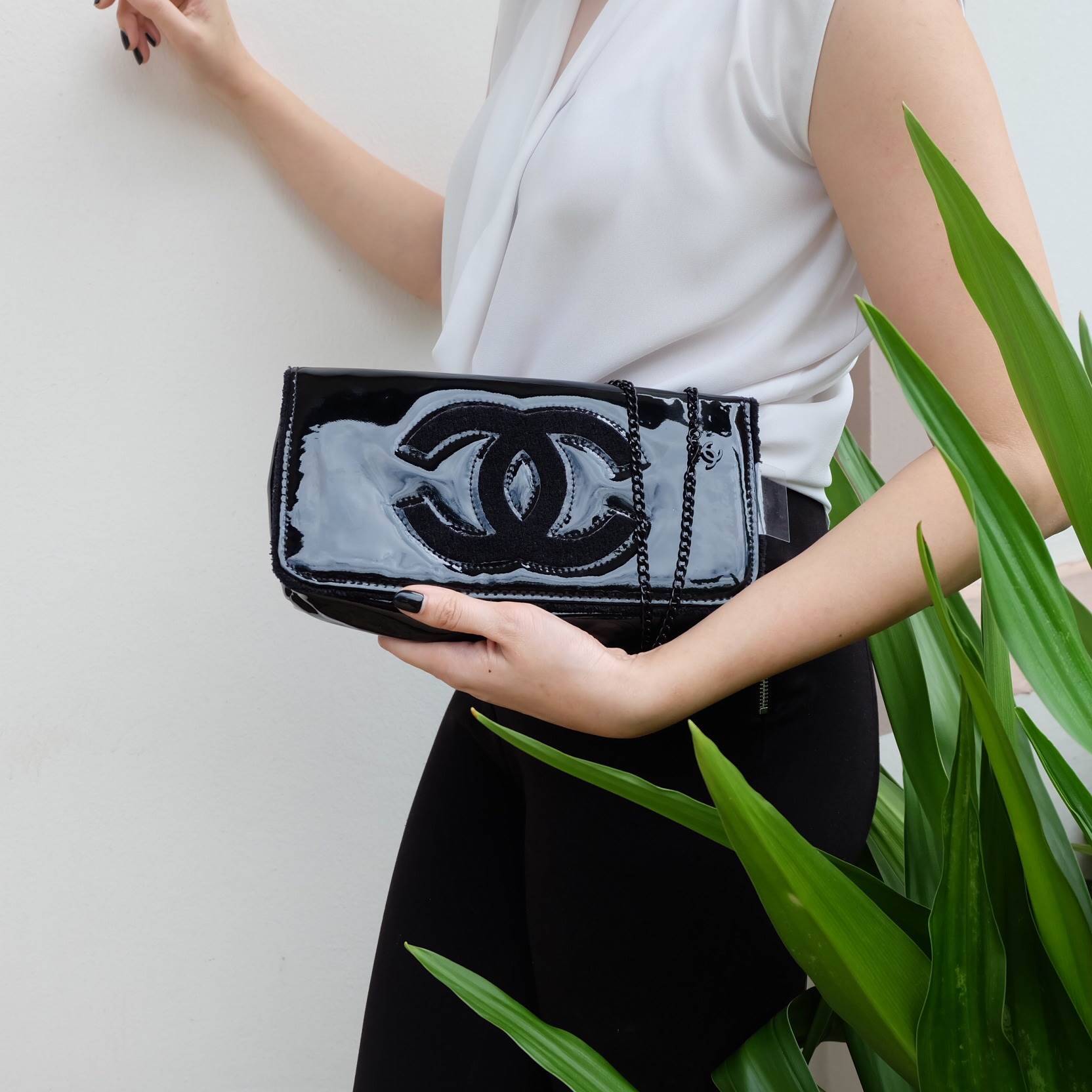 Best sellerแห่งปี! ต้องกดเลิฟให้ใบนี้เลย กระเป๋าclutch & shoulder bag งานพรีเมี่ยมกิ้ฟ จากเคาเตอร์ต่างประเทศ จากแบรนด์ Chanel เป็นกระเป๋าหนังแก้วเงา สวยหรู ตามแบบฉบับของแบรนด์เลย ตัวกระเป๋าขนาดกำลังดี ใส่มือถือได้ทุกรุ่น สามารถเก็บสายถือเป็นคลัชออกงานได้ค