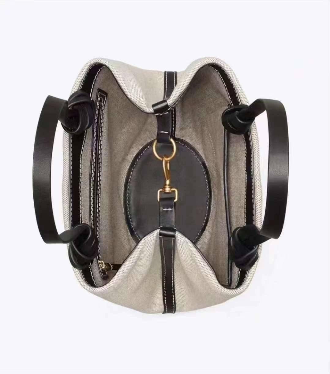 Tory Burch Small Canvas Round Tote กระเป๋าถือหรือสะพายไหล่ วัสดุผ้าcanvas รูปทรงโค้งมน ด้านในโล่ง มี1ช่องซิปและ1ช่องเล็ก น้ำหนักเบา จุของได้เยอะ มาใหม่ล่าสุดไม่ควรพลาดเลยค่า