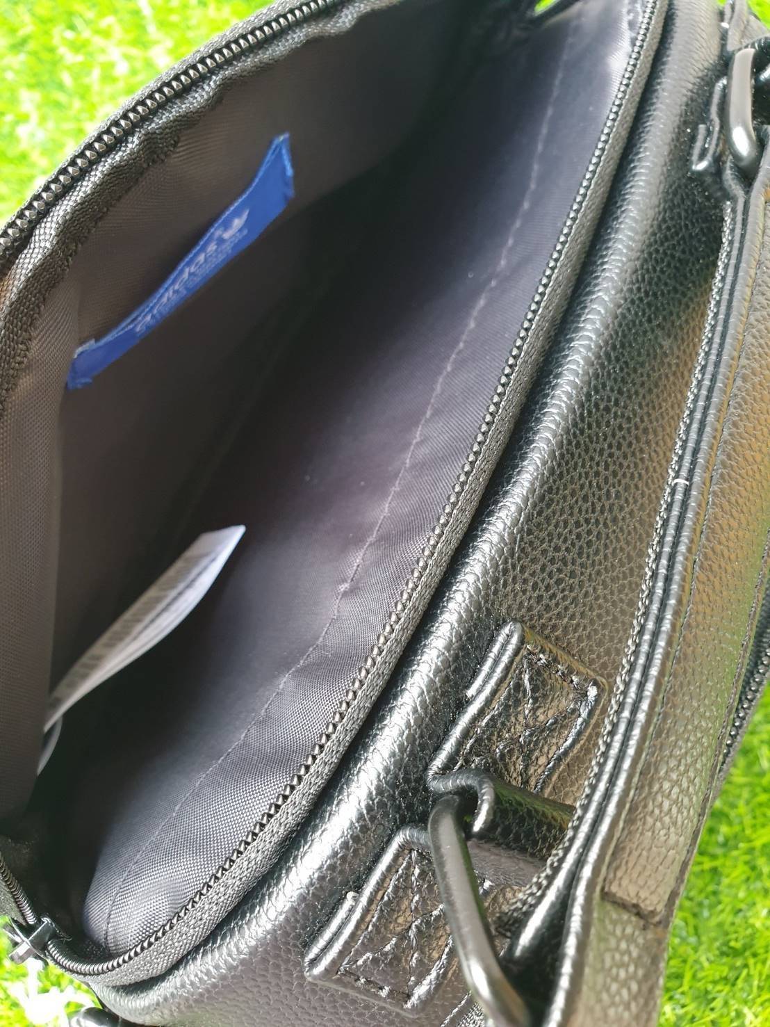 ADIDAS MINI AIRLINE VINT BAG กระเป๋าถือหรือสะพายทรง sport วัสดุ pu. นิ่ม น้ำหนักเบา ทรงสวย classic ด้านหน้ามีช่อง ซิปด้านบนแบ่ง 2 ช่องใหญ่ จุได้เยอะ ใส่ wallet ยาว, mini iPad ได้ mini พร้อมสายยาวปรับ freesize ค่ะ