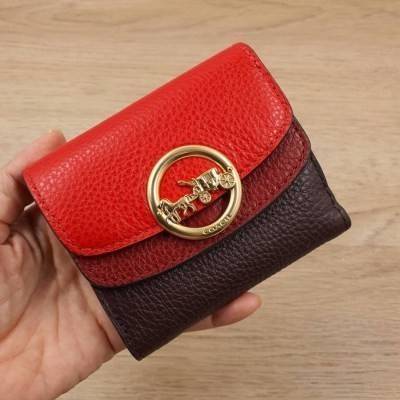OUTLET 】COACH JADE SMALL DOUBLE FLAP WALLET IN COLORBLOCK (COACH F88002) หากใครต้องการกระเป๋าสตางค์ใบสั้นสำหรับวันที่ต้องการใช้กระเป๋าสะพายใบเล็ก หรือวันที่ไม่พกกระเป๋าสะพาย เราขอแนะนำใบนี้เลยค่ะ โดยใบนี้เป็นกระเป๋าสตางค์แบบพับสามทบ ปิดแบบกระดุม2ชั้น มีช่