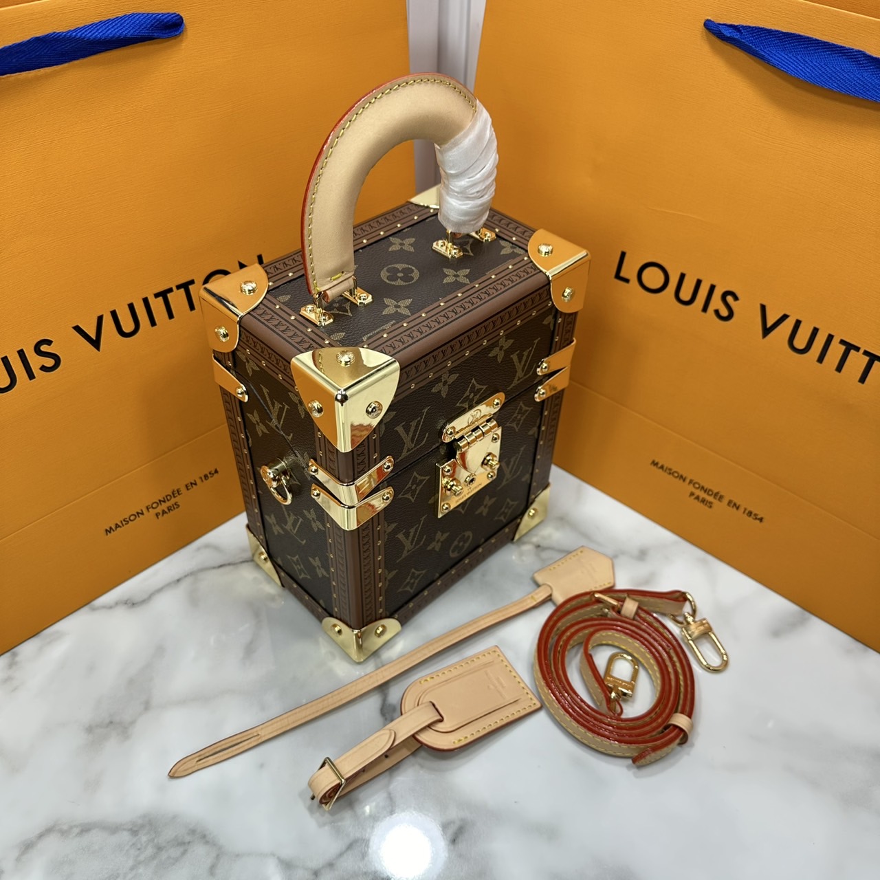 ORI หนังแท้ | LV Camera Box S-lock Monogram canvas กระเป๋าสะพายทรงกล่องดีไซน์ขนาดเล็กพกพาสนุก คอลเลกชัน Fall-Winter 2022 เปี่ยมไปด้วยพลังและหรูหรา