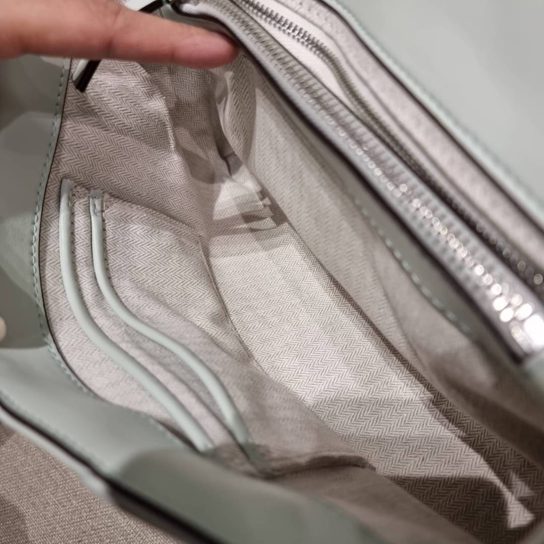 TORY BURCH KIRA CHEVRON CONVERTIBLE SHOULDER BAG (SMALL / MEDIUM) กระเป๋าสะพายรุ่นยอดฮิต ไซส์คลาสสิค ที่ใช้ยังไงก็ดูหรู ดีไซน์เฉพาะตัว วัสดุหนังแกะ สัมผัสนิ่ม เปิด-ปิดด้วยกระดุมแม่เหล็ก ภายในเป็นช่องโล่ง ใส่กระเป๋าสตางค์ มือถือ เครื่องสำอางค์ พาวเวอร์แบงค