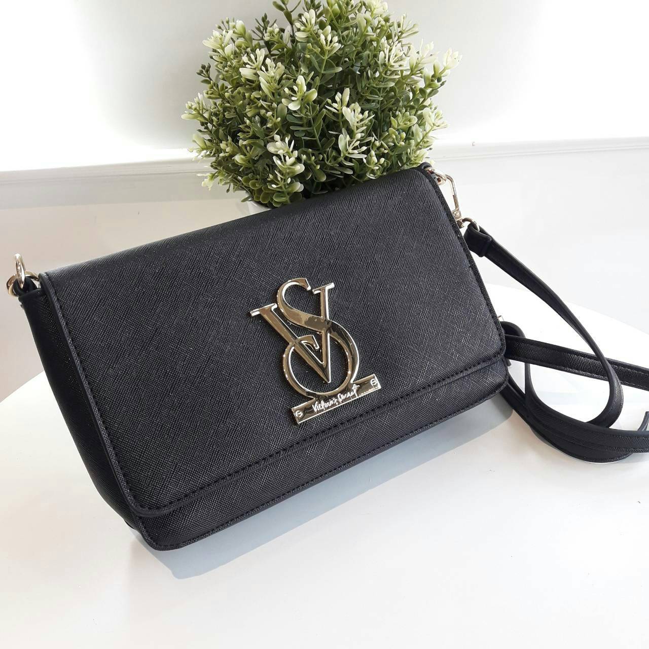 VICTORIA SECRET CLUTH & CROSSBODY BAG กระเป๋าสะพายข้าง แบบเรียบหรู วัสดุทำจากหนัง PU น้ำหนักเบา ด้านในมีช่องใส่ของหลักพร้อมช่องซิป ด้านหลังมีช่องเล็กอีก 1 ช่อง สายสะพายสามารถถอดออกหรือปรับระดับได้ ด้านในใส่กปต.ยาว + มือถือได้ทุกรุ่น ใบนี้แนะนำเลยค้า