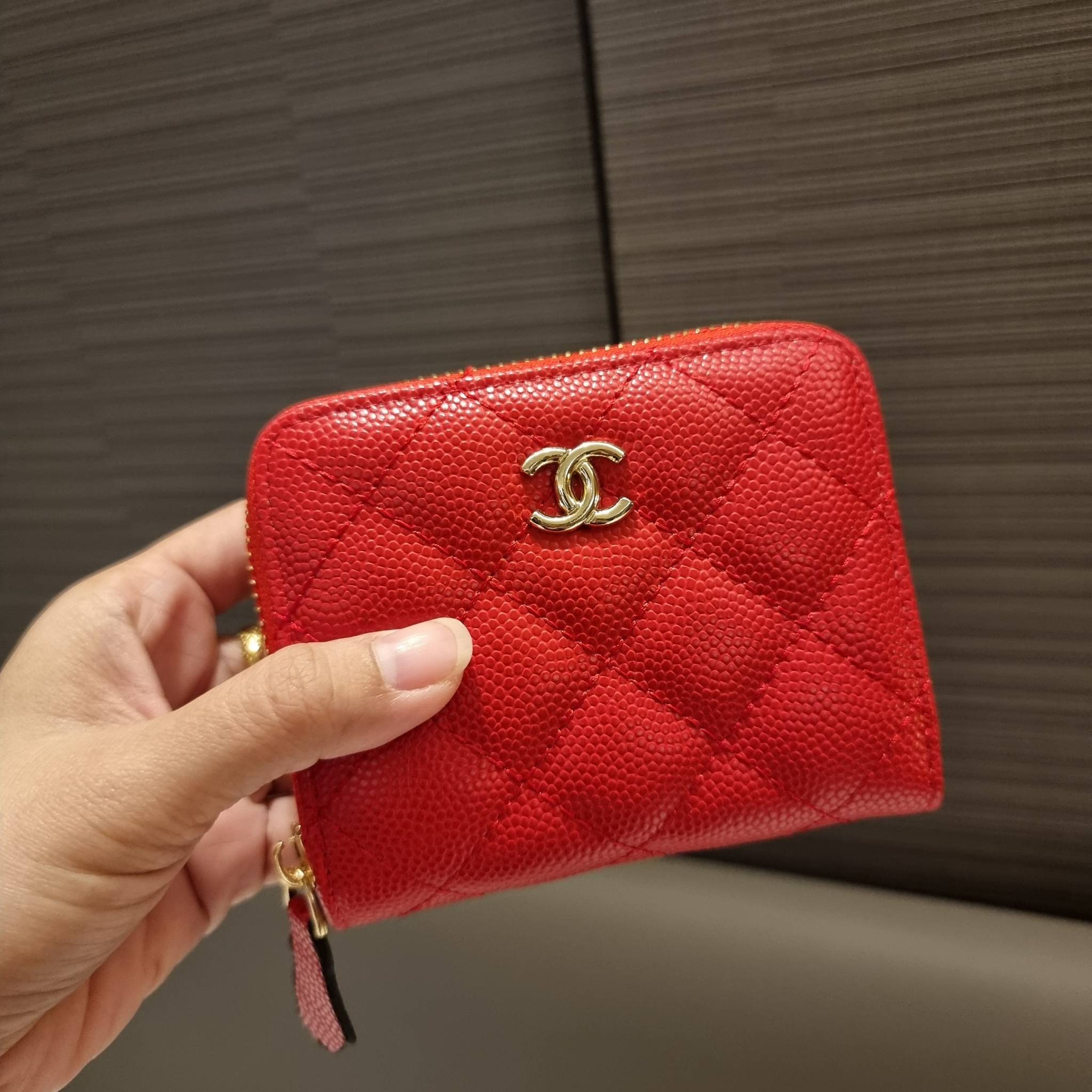 กระเป๋าสตางค์ใบสั้นรุ่นซิปรอบ จาก Chanel เรียบหรู ดูไฮน์ วัสดุหนังสังเคราะห์ลายคาร์เวีย ด้านในเป็นหนังซาฟเฟียโน่ เปิด-ปิดด้วยซิป รูดใช้งานง่าย ภายในกระเป๋ามีช่องใส่บัตร ใส่ธนบัตรได้ (แบบพับ) ดีไซน์เรียบหรูตามสไตล์ ใช้แล้วเฮง ใช้แล้วรวย จัดเลยจ้าา 🥰