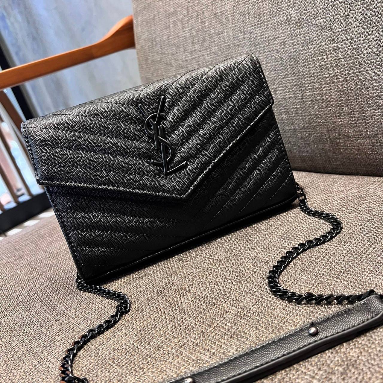 ไม่เคยผิดหวังจริงๆ!! กับรุ่นที่สาวๆรู้กัน Yves Saint laurent clutch bag with chain กระเป๋าสะพายทรง woc สุดฮอต ดีไซน์เรียบหรู โดดเด่นด้วยโลโก้ด้านหน้า เพิ่มดีเทลความผู้ดี วัสดุหนัง pepble ทนทาน ใช้งานง่ายเพียงแค่เปิด-ปิดด้วยกระดุมแม่เหล็ก ภายในแบ่งสัดส่วนไ