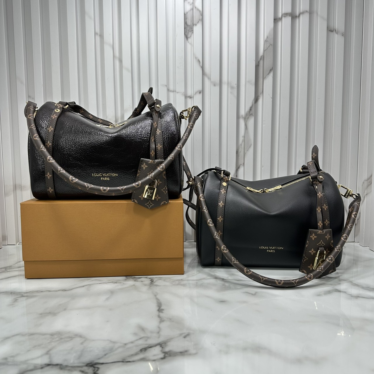 ORI หนังแท้ | LV Express PM Bag 25cm กระเป๋าสะพายทรงหมอนสปีดี้ดีไซน์ใหม่ล่าสุด โฉบเฉี่ยว แต่งคาดหน้าโมโนแกรมโดดเด่น ตัวกระเป๋าสีพื้นตัดกันอย่างลงตัว พร้อมหูแบบจับยาวถอดได้จะถือหรือคล้องไหล่ก็เก๋