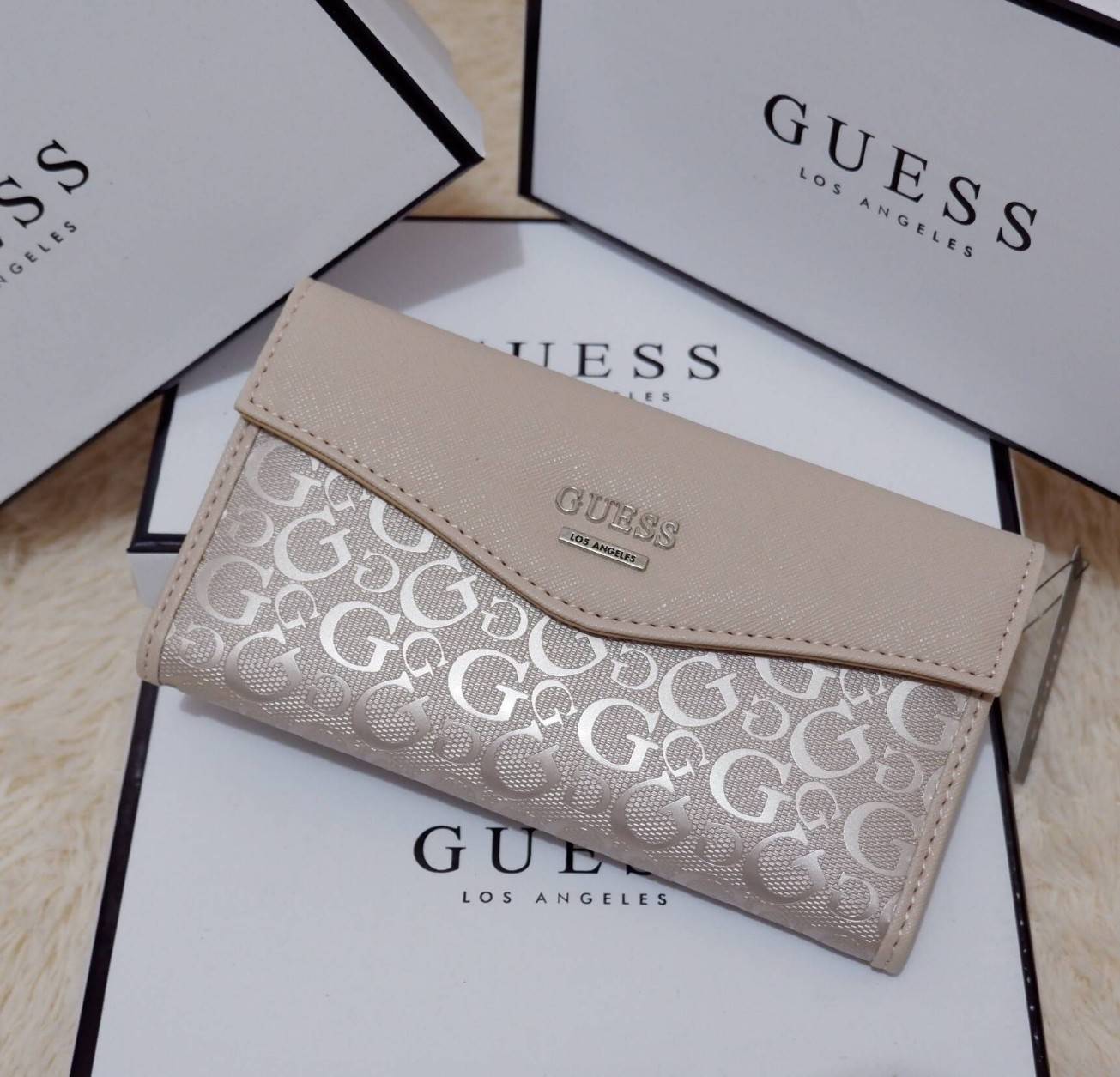GUESS FACTORY WOMEN'S WALLET กระเป๋าสตางค์ใบยาว3พับดีไซน์สวยรุ่นใหม่ล่าสุดวัสดุหนังนิ่ม ปั๊มลายคมชัด ด้านหน้าประดับโลโก้แบรนด์สวย เปิดปิดด้วยฝาบนเปิด/ปิด ภายในมีทั้งช่องใส่รูป ช่องใส่ธนบัตร แบงก์พัน และช่องใส่บัตรหลายช่องแยกเป็นสัดส่วน ภาพถ่ายจากสินค
