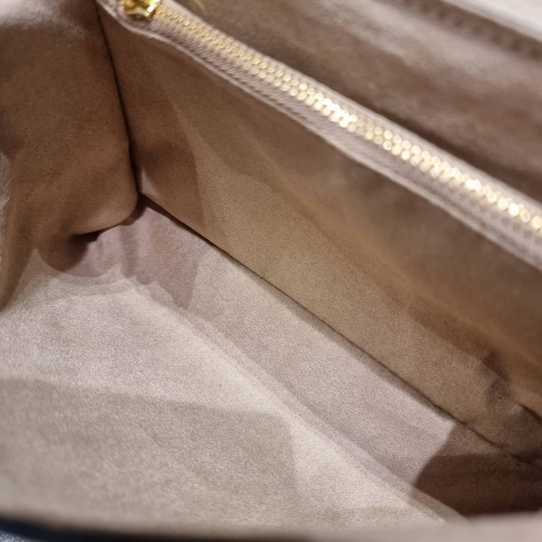 VIP 🥂 LV MADELEINE BAG ใหม่ล่าสุด อีกหนึ่งรุ่นคลาสสิคหายาก ที่สาวๆรอคอย กระเป๋าถือ/สะพายข้าง ดีไซน์เรียบง่าย แต่เต็มไปด้วยดีเทลความหรู วัสดุหนังวัวปั๊มลายเอกลักษณ์ เปิด‐ปิดด้วยอะไหล่กดล็อคสีทองหรู และมีพวงหนังห้อยพิเศษแถมมาให้ด้วย ภายในแบ่งสัดส่วน