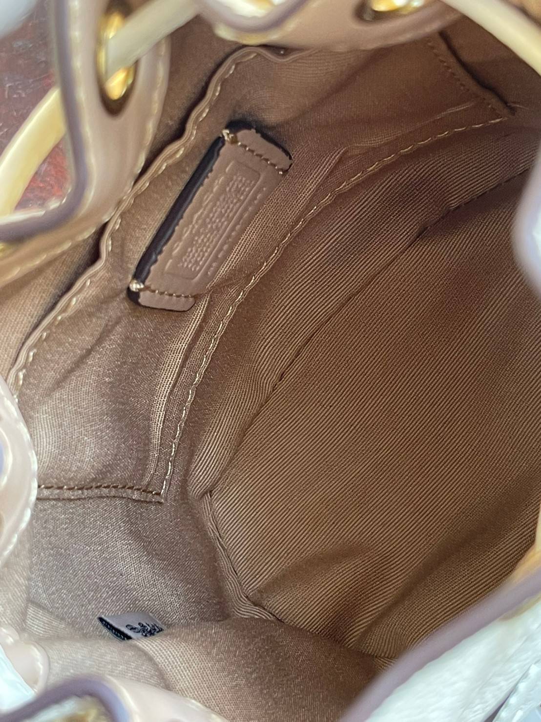 COACH DEMPSEY BUCKET BAG 15 WITH COACH PATCH AND HEART CHARM สวยงามด้วยดีไซน์ทรงตะกร้าแบบมินิมอลแสนน่ารัก ดีเทลสะดุดตา รูปทรงจดจำง่าย ถือแบบชิคๆ หรือยิ่งไปกว่านั้น สายสะพายของกระเป๋าก็สามารถถอดออกเพื่อเปลี่ยนรูปแบบการสะพายได้ทั้งแบบสะพายไหล่และสะพายคาดลำต