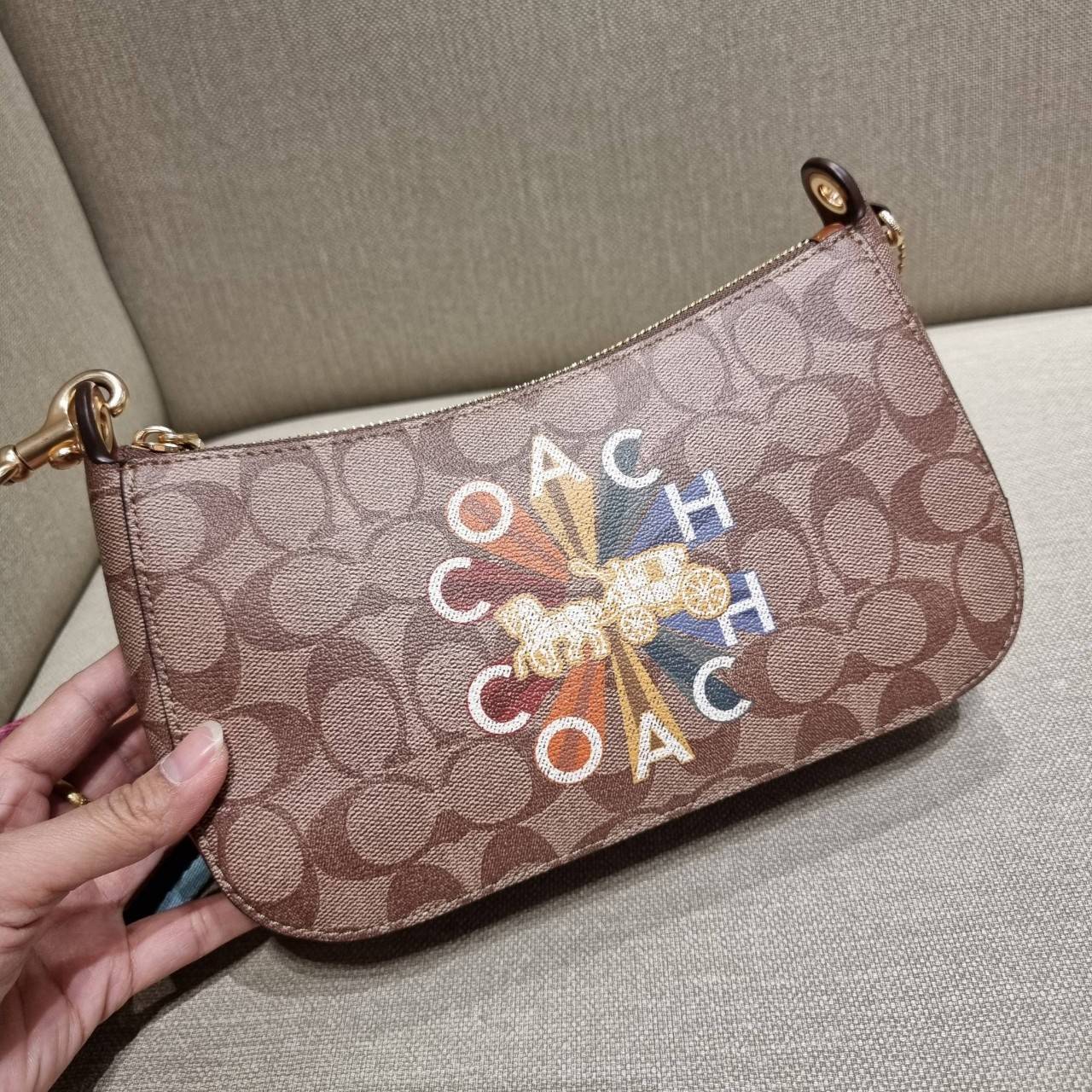 COACH C7264 C6823 C6817 JES BAGUETTE IN SIGNATURE CANVAS คอลเลคชั่นใหม่ล่าสุด พร้อมเสิร์ฟความสวยถึงบ้านเช่นเคย!! กระเป๋าสะพายทรงบาแกตต์ ดีไซน์ย้อนยุค ที่แอบแฝงความเรียบหรูดูแพงอยู่ในตัว โดดเด่นด้วยสายสะพายเส้นใหญ่ โทนสีคอนทราส ทำให้ไอเท็มนี้ดูมีลูกเล่นมาก