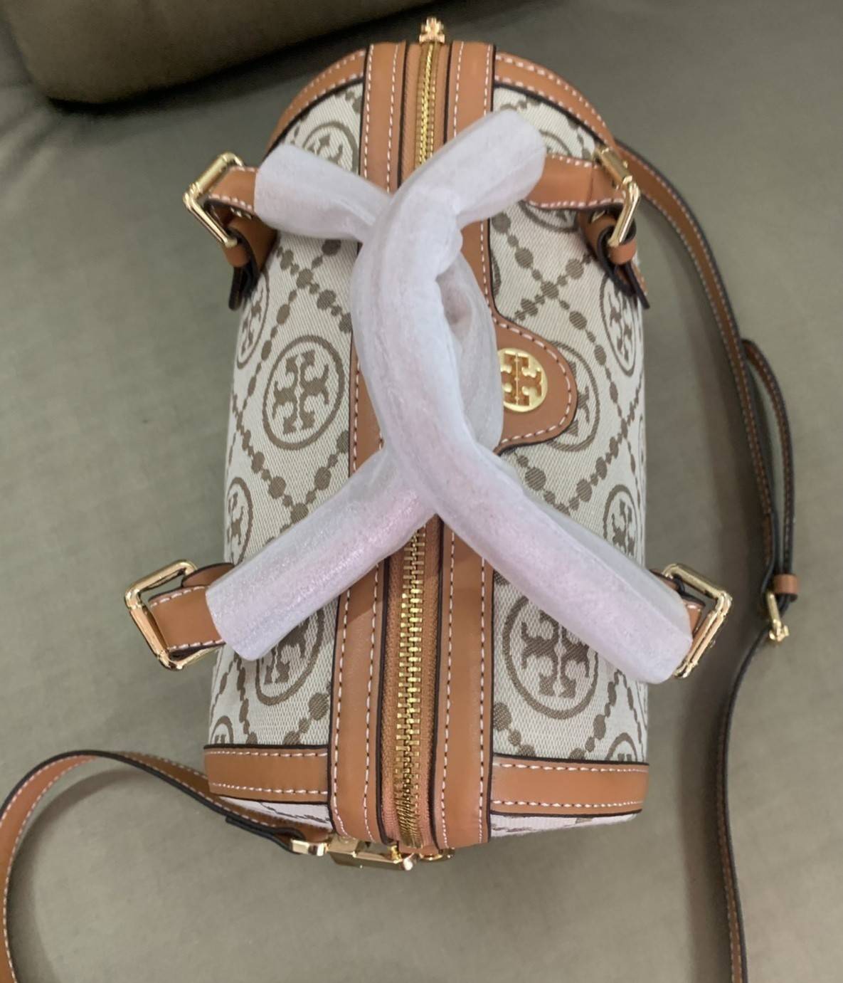 mini TORY BURCH FACTORY MONOGRAM JACQUARD BOSTON BAG กระเป๋าทรงหมอนรุ่นใหม่ล่าสุดจาก TORY BURCH FACTORY วัสดุ Woven Jacquard & Leather ในลาย Jacquard จะถือหรือสะพายก็สวยหรู ทรง Boston อะไหล่ทอง