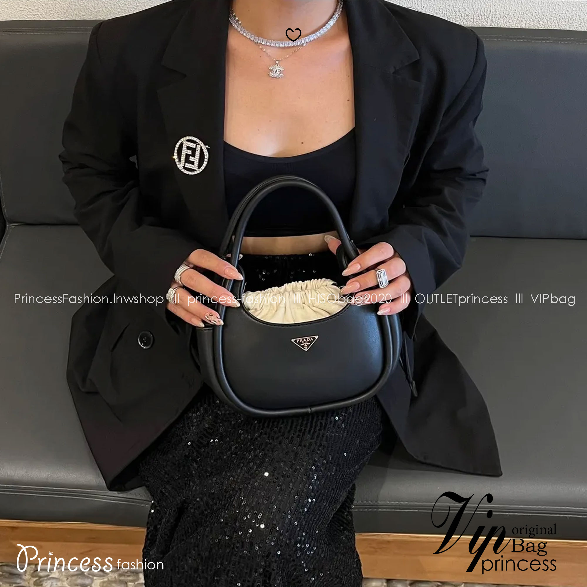 PRADA leather handbag กระเป๋าถือดีไซน์สวย ใช้งานง่าย มีกระเป๋าผ้าเชือกผูกเพิ่มกิมมิกได้อย่างลงตัวน่ารัก มาพร้อมสายสะพายยาวถอดได้ ปรับใช้ได้กับทุกลุคและแมทช์กับทุกสไตล์ แนะนำเลยจ้า