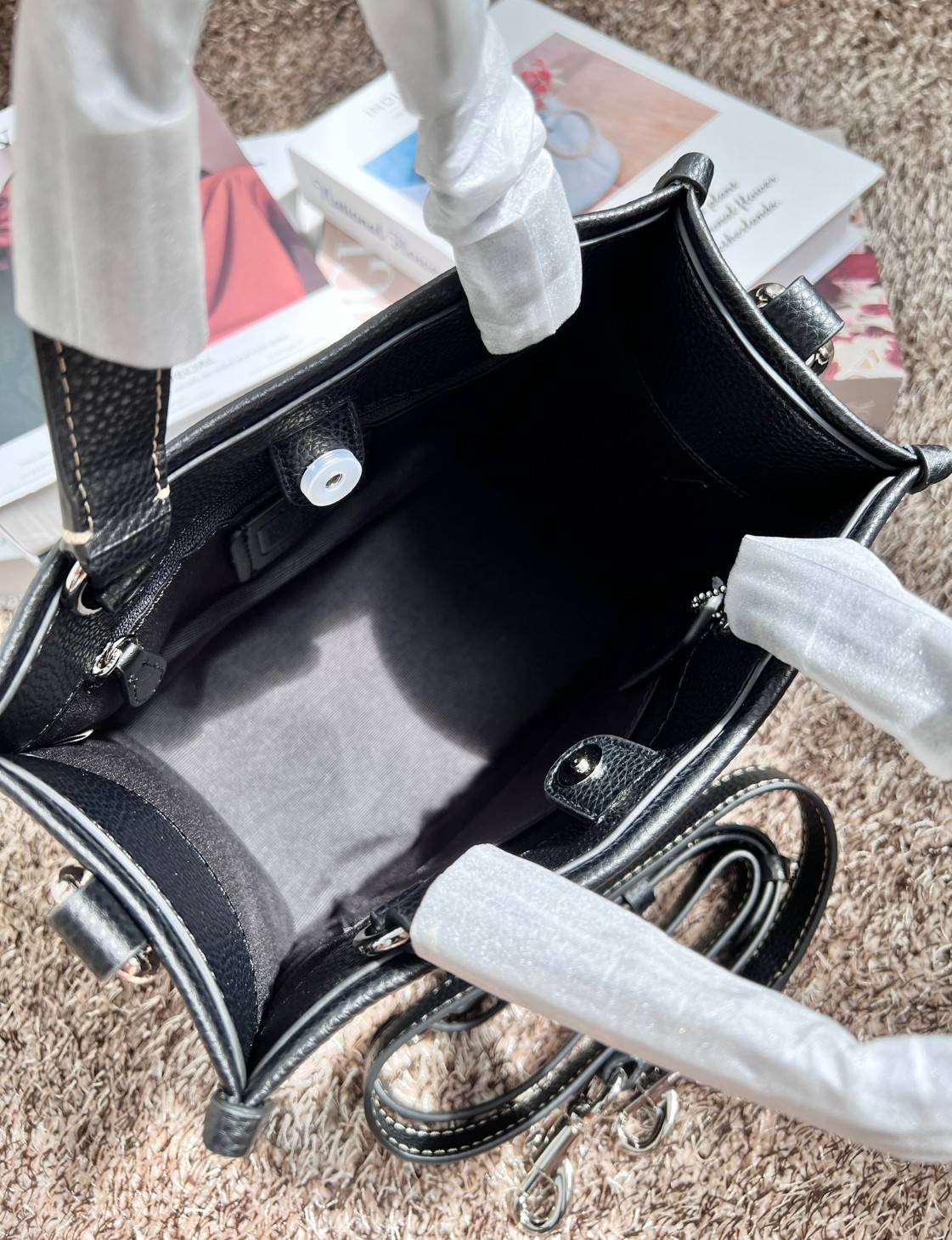 COACH DEMPSEY TOTE WITH HAPPY DOG ((CD448)) 🐶 รุ่นใหม่ล่าสุด น้องหมาน่ารักมากๆค่ะ! ยังไม่เข้าไทย กับกระเป๋าDempsey tote รุ่นใหม่ล่าสุด ที่ออกแบบด้านหน้ารูปสุนัขซุกซนเข้ามา ตรงใจใครหลายคนๆเลยทีเดียว หนังแท้อย่างดี หนังมีความนุ่มและนิ่มมากๆ หลงรักแน