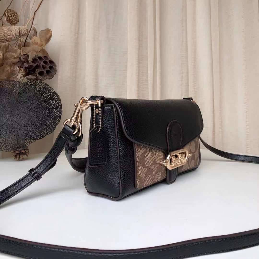 COACH SMALL JADE SHOULDER BAG [F91105,90782] กระเป๋าสะพายไหล่ ดีไซน์วินเทจย้อนยุค สวยคมชัด คลาสสิคใช้ได้ทุกลุค วัสดุหนัง pepble ทนทาน เปิด-ปิดด้วยฝาคาดโลโก้ พร้อมแถบแม่เหล็กในตัว รับรองแน่นหนา ด้านหลังมีช่องซิปให้ ภายในเป็นช่องโล่ง ขนาดกำลังดี ใช้งานง่าย 
