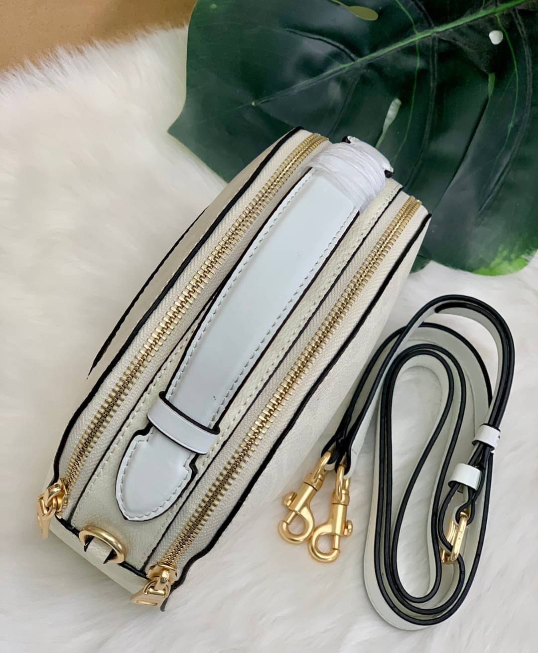 COACH SERENA SATCHEL CROSSBODY BAG กระเป๋าทรงโดมเล็ก น่ารัก แต่ใส่ของได้จุเลยทีเดียว!! มี2ช่องซิปหลัก ช่องค่อนข้างกว้าง สามารถใส่กระเป๋าเงินใบกลางได้;ของจำเป็นอื่นๆได้ครบเลยค่ะ มีช่องเล็กให้ใส่ของจุกจิก ด้านหลังมีช่องเล็กให้อีกช่องค่ะ พร้อมสายยาวถอดออกได้