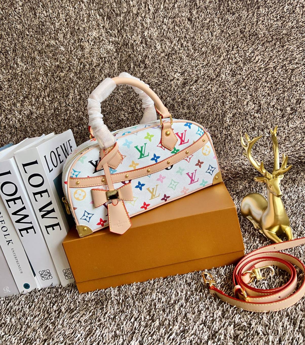 ORI หนังแท้ | LV x TM Handbag East West Murakami ซีซั่นนี้จะเป็นรุ่นไหนไปไม่ได้นอกจากรุ่นใหม่ล่าสุด พิมพ์ลายโมโนแกรมทั้งใบทรงล้ำสมัย หนังแท้นิ่มอย่างดี ประดับด้วยหมุดโลหะสีทองสุดหรูค่ะ