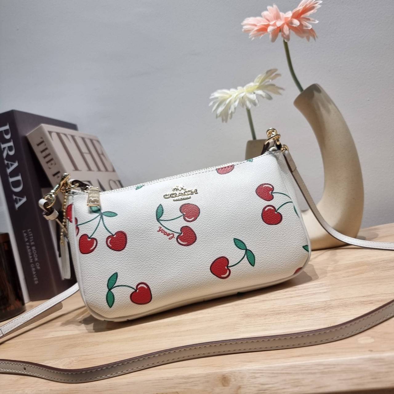 COACH F58321 TOP HANDLE POUCH คอลเลคชั่นสุดฮิต กับดีไซน์ใหม่ น่ารักน่าใช้ทุกแบบ กระเป๋าพอชทรงใช้งานง่าย สะดวก กะทัดรัด วัสดุหนังแคนวาสเคลือบคุณภาพ มาพร้อมสายคล้องในตัว และสายสะพาย crossbody ปรับเปลี่ยนได้ตามสไตล์ อีกหนึ่งไอเท็มที่สาวๆต้องมี ในราคาสุดคุ้ม 