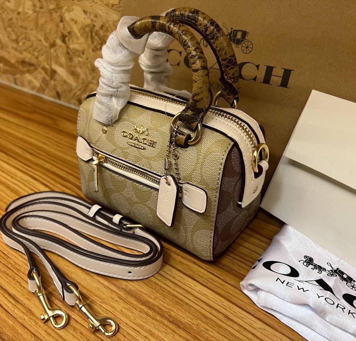 จิ๋วแต่แจ๋วไปเลยค่าา😘 COACH MICRO ROWAN CROSSBODY ((2300)) MINI พร้อมส่ง! บอกเลยสาวๆห้ามพลาด ใบจริงสวยมากๆค่ะ! กระเป๋าขนาดมินิๆ หนังCanvas ผสมหนังบายหูตรงหูหิ้วได้ลงตัวสวยวามมากๆเลยค่ะ//ด้านหน้ามีช่องซิปเล็กใส่เหรียญ เปิดปิดช่องหลักแบบซิป ภายในใส่