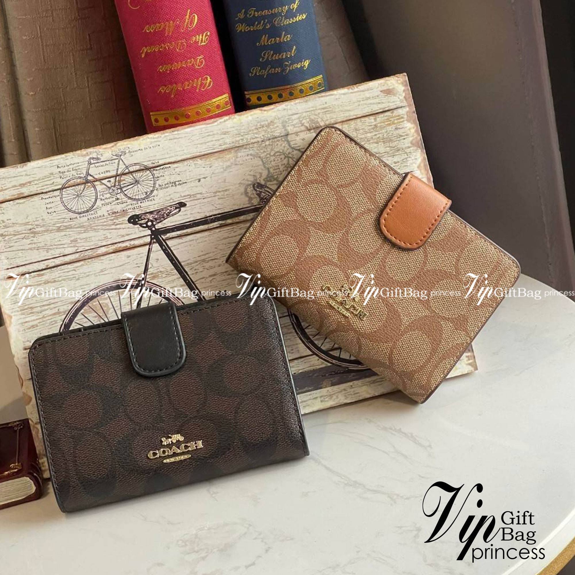 COACH MEDIUM CORNER ZIP WALLET กระเป๋าสตางค์ขนาดกลางที่ถือว่าเป็นไอเทม Must Have ของทุกเพศทุกวัยที่ต้องพกติดตัวไว้ตลอดเวลา เพราะนอกจากจะช่วยจัดเก็บเงิน บัตรประชาชน บัตรเครดิตและต่าง ๆ ให้เป็นระเบียบเรียบร้อยยังต้องคำนึงถึงประโยชน์ใช้สอยร่วมด้วย กระเป๋าสตา