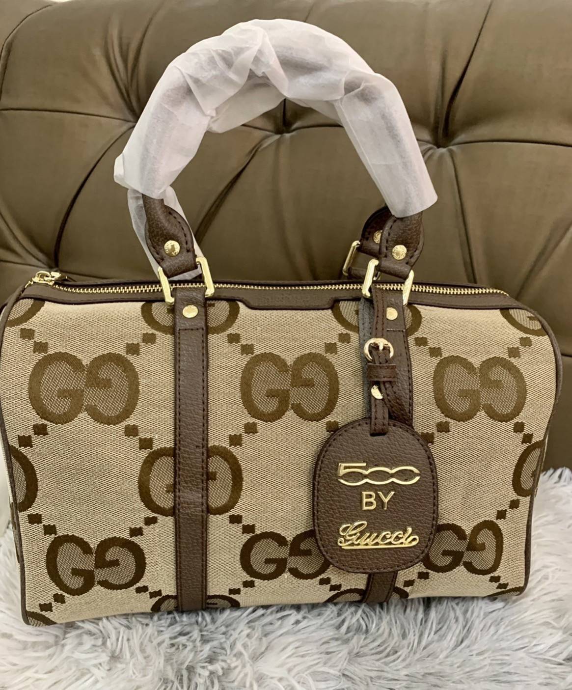 VIP 🥂 Gucci Vintage Web Boston Bag / Gucci Travel กระเป๋าทรงหมอนยอดนิยม สำหรับสาวๆ ผู้รักการพกพาของเยอะๆ ไปไหนมาไหนตลอดเวลา เหมาะใช้ทั้งในชีวิตประจำวันหรือใช้เป็นกระเป๋าเดินทางก็ได้ โดดเด่นด้วยลวดลายซิกเนเจอGucci วัสดุcalfskin อะไหล่ทอง ขนาดกำลังด
