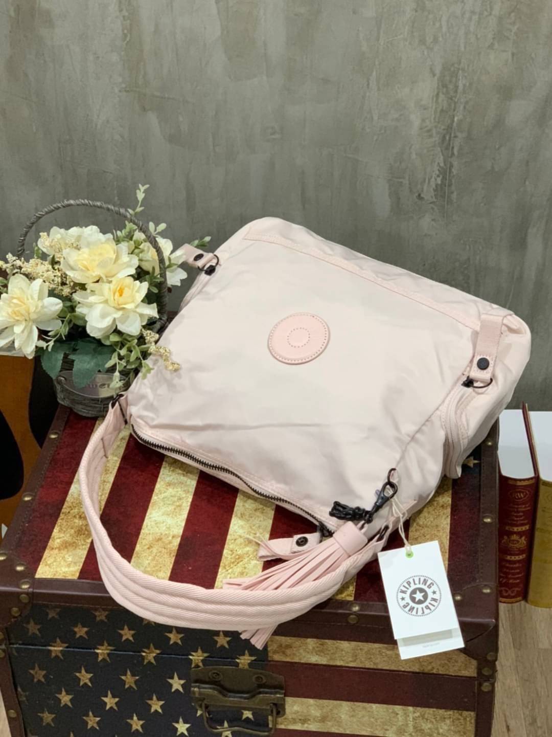 KIPLING ISMAY Medium Tote Bag with Side Pockets คอลเลคชั่นใหม่ล่าสุดจาก Paka Premium กระเป๋าถือหรือคล้องบ่าขนาดกลาง วัสดุ Polyester100% อะไหล่สีRose goldทั้งหมดรวมถึงเจ้าพวงกุญแจmonkeyและพู่หนังrubber เพิ่มความหรูหรา