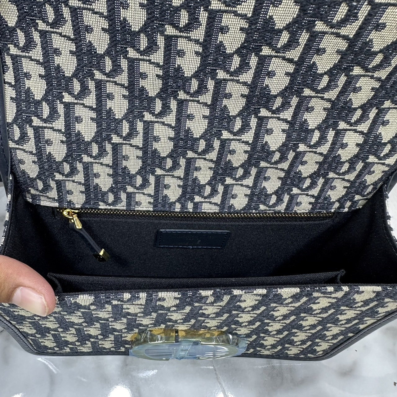 DIOR 30 Montaigne bag Oblique jacquard fabric in blue กระเป๋าสะพายรูปดีไซน์สุดคลาสสิกและสง่างาม หรูหราตามเอกลักษณ์แบรนด์ เกรดท็อปไฮเอน 1:1 ใช้งานต่างประเทศได้