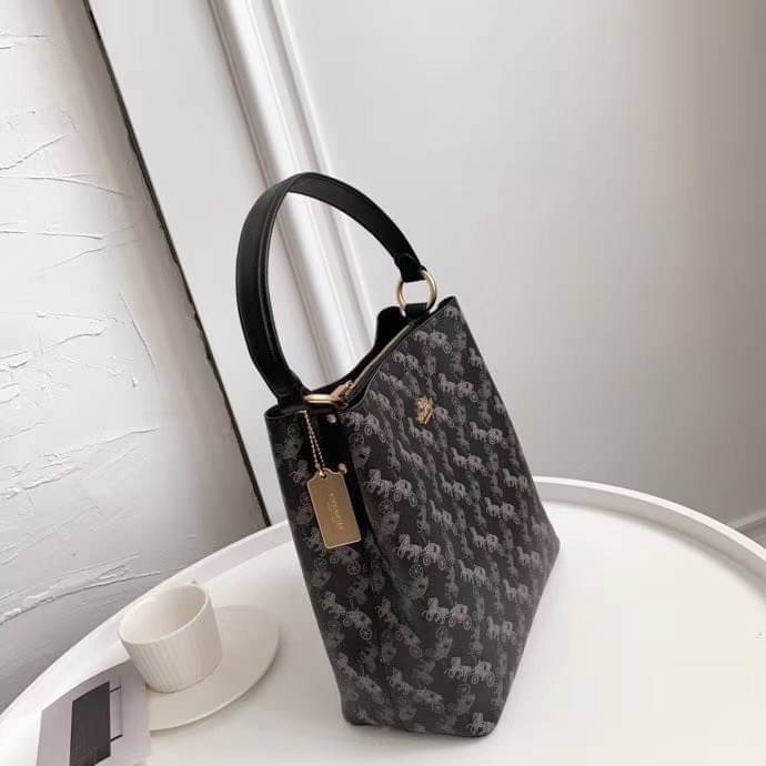 COACH TOWN BUCKET BAG WITH HORSE AND CARRIAGE PRINT ((2081-236)) 🔺กลับมาแล้ว ตามคำเรียกร้องค่ะ! กระเป๋าคล้องไหล่//สะพายข้างได้ วัสดุ pvc อย่างดี หนังนิ่มป่องพองตัวสวยงาม ลายรถม้าทั้งใบค่ะ ภายในกระเป๋าแบ่งเป็น2ช่องหลัก เปิดปิดแบบกระดุมแม่เหล็ก ภายใ