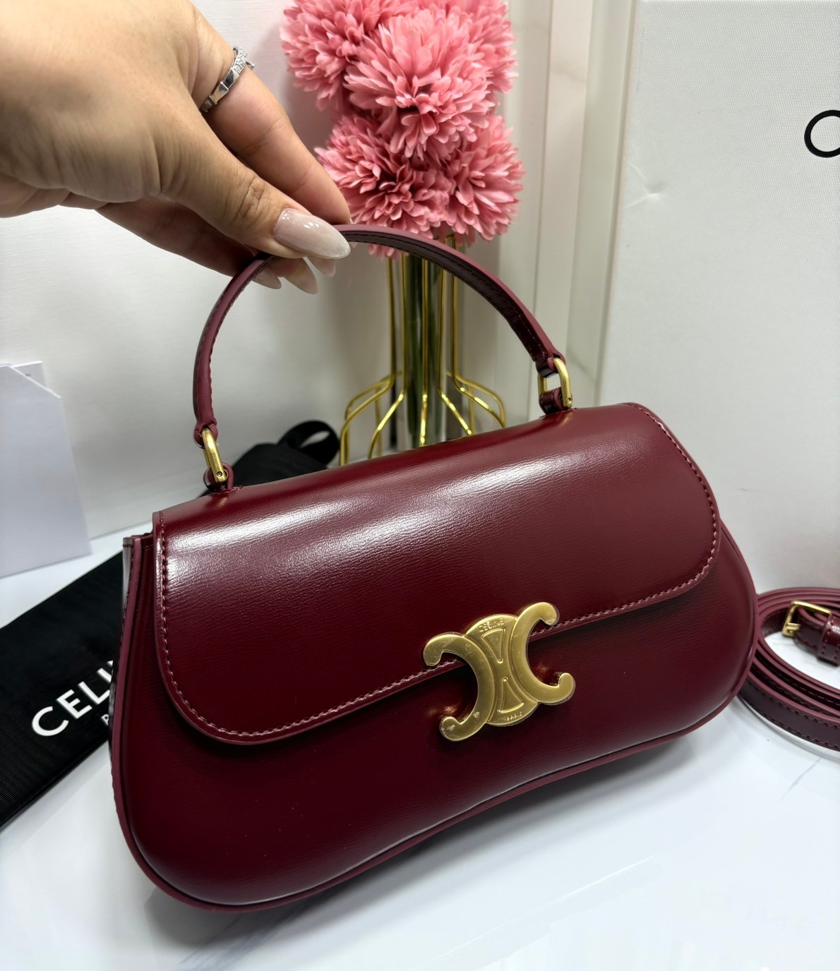 CELINE LOLA TEEN bag in glossy leather กระเป๋าทรงโฮโบรุ่นใหม่ หนังแท้ขึ้นเงาสวยก่อนใคร ดีไซส์ใหม่มุมโค้งมน สวยละมุนเป็นคุณหนูน่าทะนุถนอม มีหูจับและสายสะพายยาว