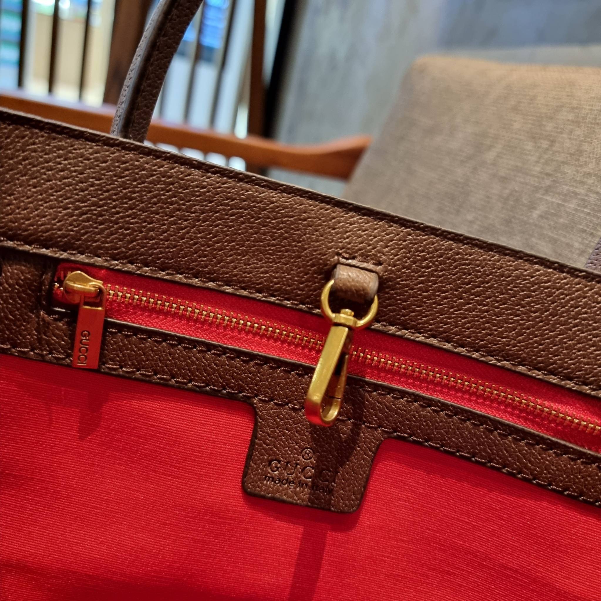 GUCCI Tiger GG small tote ใบใหญ่ ร้อนแรงไฟลุก!! ต้อนรับปีเสืออย่างเป็นทางการ จัดให้แบบเลิศๆ กับกระเป๋าทรงโท้ท วีไอพีพรีเมี่ยมกิ๊ฟ ไซส์ใหญ่ โดดเด่นด้วยจัมโบ้ฟอนท์ สวยเอกลักษณ์ วัสดุหนังแคนวาส ภายในโล่งกว้างมาก ใส่ของแบบแน่นๆ จุๆไปได้เลย หมดห่วง!! และยังมีส