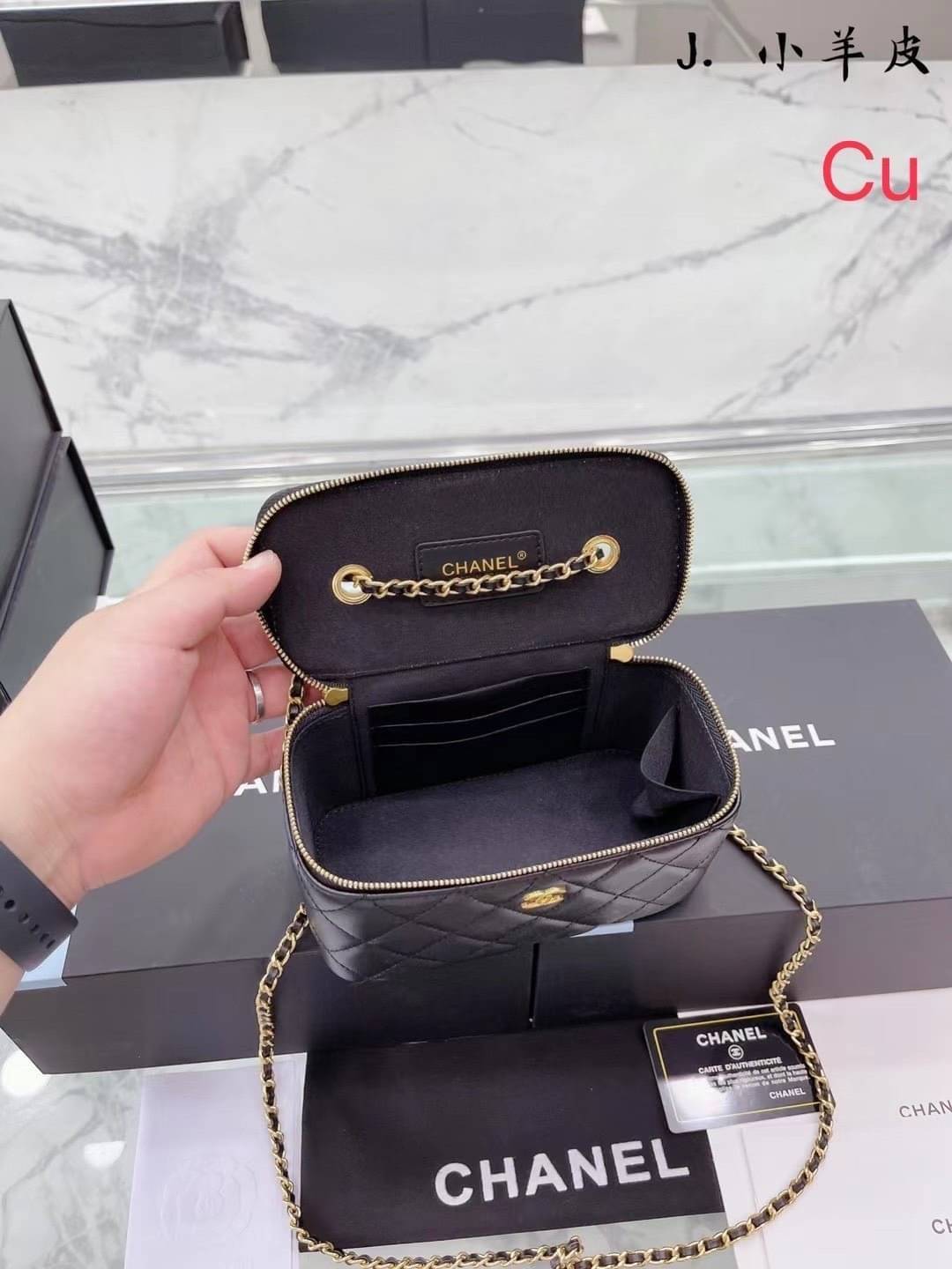 Chanel Pearl Crush Mini Vanity / Chanel Vanity crossbody bag กระเป๋าทรงกล่องใบเล็กน่ารัก มี 2 ขนาด งานหนังสวย ตอบโจทย์และครองใจสาวๆ ได้อย่างแท้จริง ดีไซน์เรียบหรู