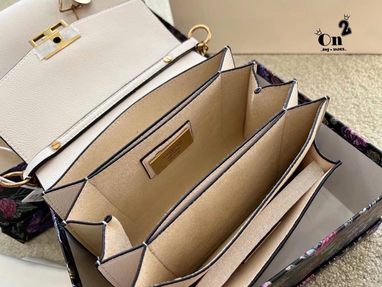 Givenchy GV3 Bag พร้อมส่งที่ไทย กับรุ่นยอดนิยม กระเป๋าสะพายหนังเรียบ เปิดหน้า อะไหล่ทอง งานสวยเป๊ะอะไหล่ปั้มทุกจุด เกรดมิลเลอร์สวยหรู ดูเป็นคนมีเทสดีเลยค่าา ดีไซน์คือสวยมีคลาส มีระดับสุดๆ พร้อมสายโซ่อะไหล่ทอง ละมุนตามากค่าา รุ่นนี้ขายดีมาก ได้มาน้อยด้วยนะ