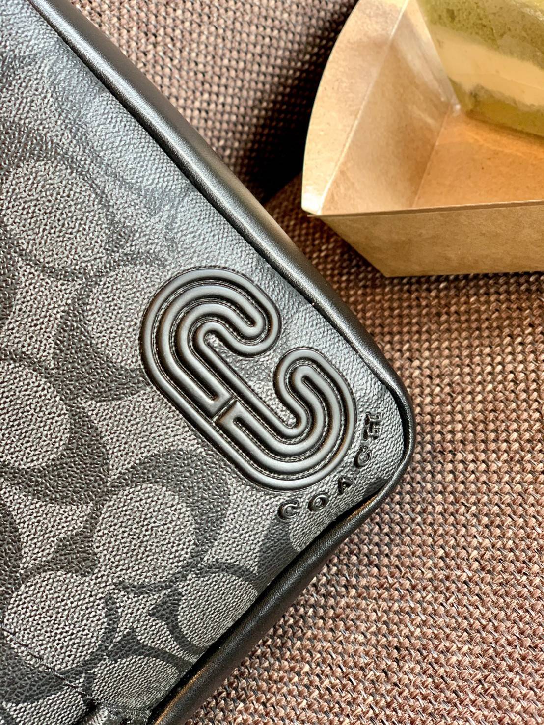 รุ่นที่คุณผู้ชาย2021 ต้องมีค่ะ💥 COACH 6788 EDGE STRADDLE SHOULDER BAG พร้อมส่งที่ไทย น่าใช้มากๆค่าา🔥 กระเป๋าสะพายแบบครอสบอดี้ร์ ทรงสวย หนังแท้นิ่มอย่างดีค่ะ ด้านหน้ามีช่องซิปซ่อนให้หนึ่งช่องนะคะ เปิดปิดช่องหลักแบบซิปคู่ภายในลึก ใส่ของจำเป็