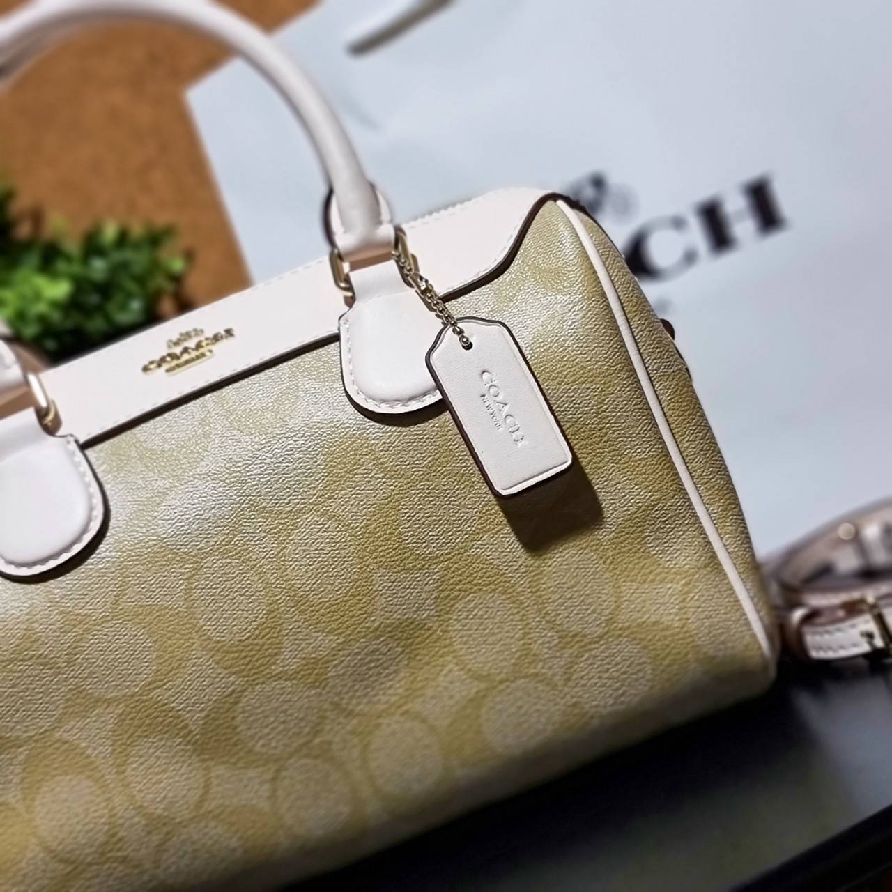 ของแท้ 💯% 】COACH F32203 MINI BENNETT SATCHEL IN SIGNATURE CANVAS กลับมาอีกครั้ง!! กับกระเป๋าทรงหมอนยอดฮิต 🥳 มีกี่สีก็ขายหมด วัสดุหนังแคนวาสเคลือบลาย ทรงสวยใช้งานได้ทุกโอกาส