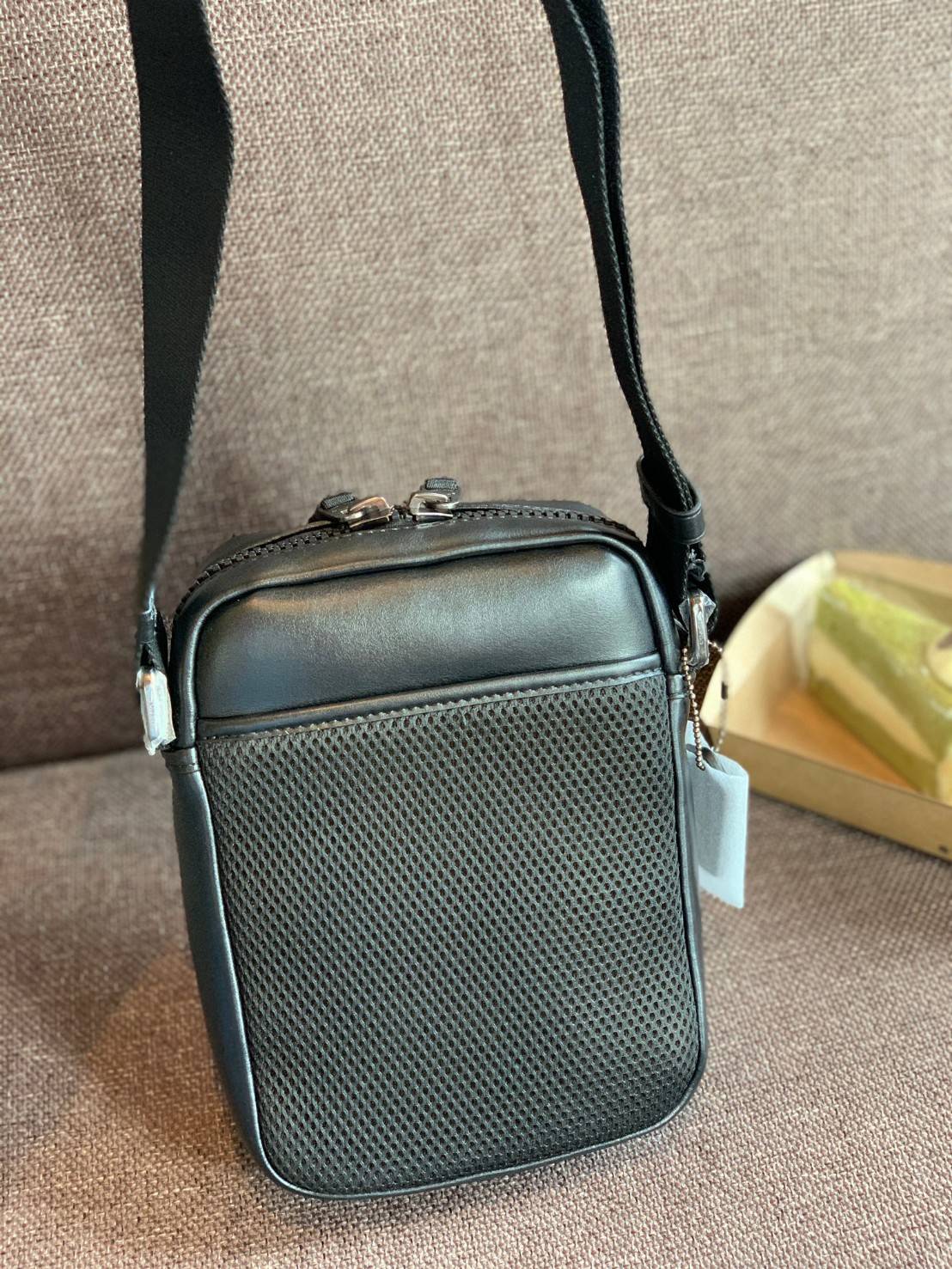 รุ่นที่คุณผู้ชาย2021 ต้องมีค่ะ💥 COACH 6788 EDGE STRADDLE SHOULDER BAG พร้อมส่งที่ไทย น่าใช้มากๆค่าา🔥 กระเป๋าสะพายแบบครอสบอดี้ร์ ทรงสวย หนังแท้นิ่มอย่างดีค่ะ ด้านหน้ามีช่องซิปซ่อนให้หนึ่งช่องนะคะ เปิดปิดช่องหลักแบบซิปคู่ภายในลึก ใส่ของจำเป็
